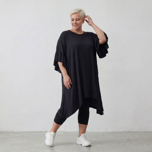 Fließendes Shirt aus Viskose Jersey in Schwarz mit Volantärmeln und A-Linie Silhouette