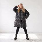 Schwarze Steppjacke mit Kapuze im Ballonschnitt oversized mit Grafikmuster und Taschen