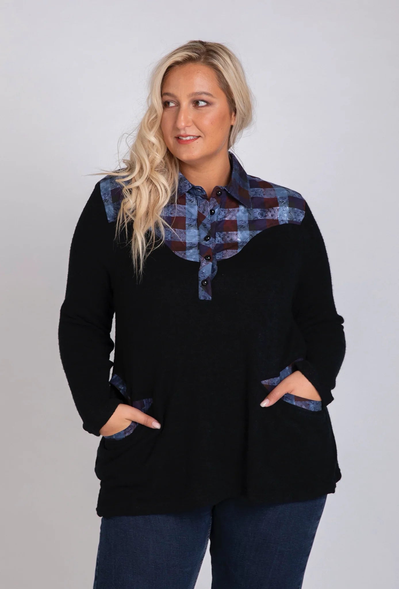  Schickes Oversize-Shirt in Schwarz-Blau mit Karo-Muster und praktischen Taschen für Curvy Mode