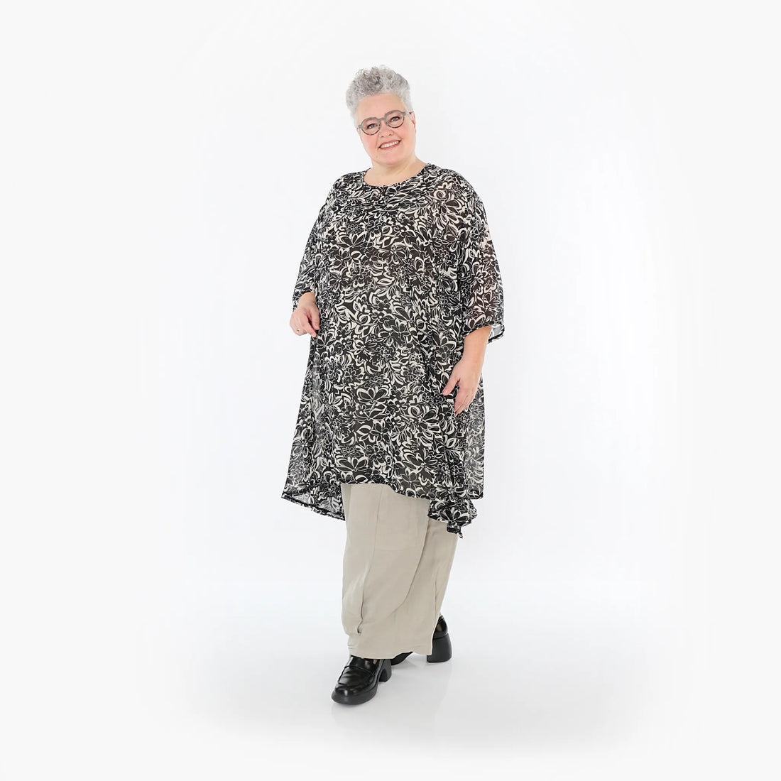  A-Form Bigshirt von AKH Fashion aus Viskose, 1494.02666, Schwarz/Ecru, Blumen, Ausgefallen