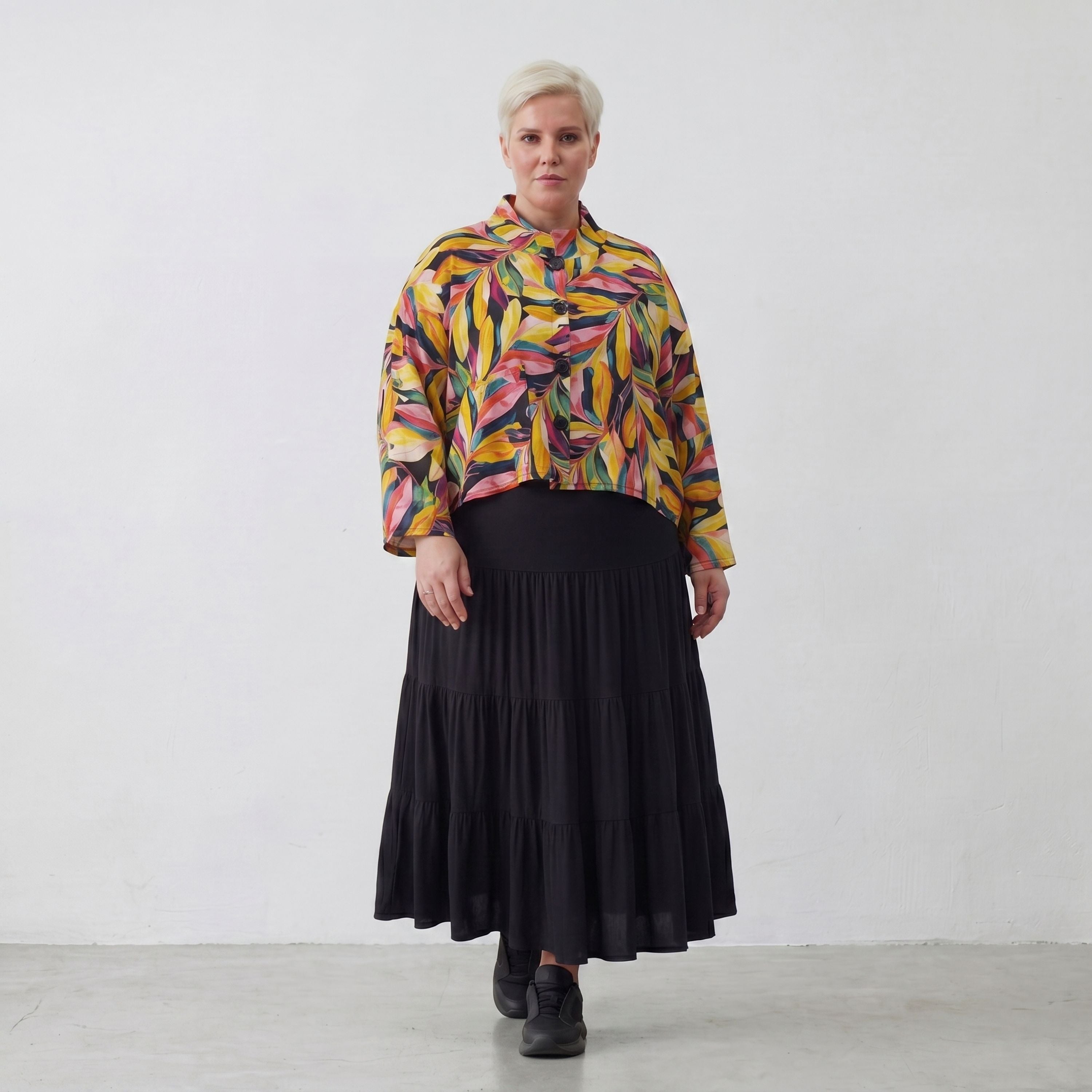 Kurze mehrfarbige Chiffonjacke mit Blumenmuster Stehkragen und aufgesetzten Taschen