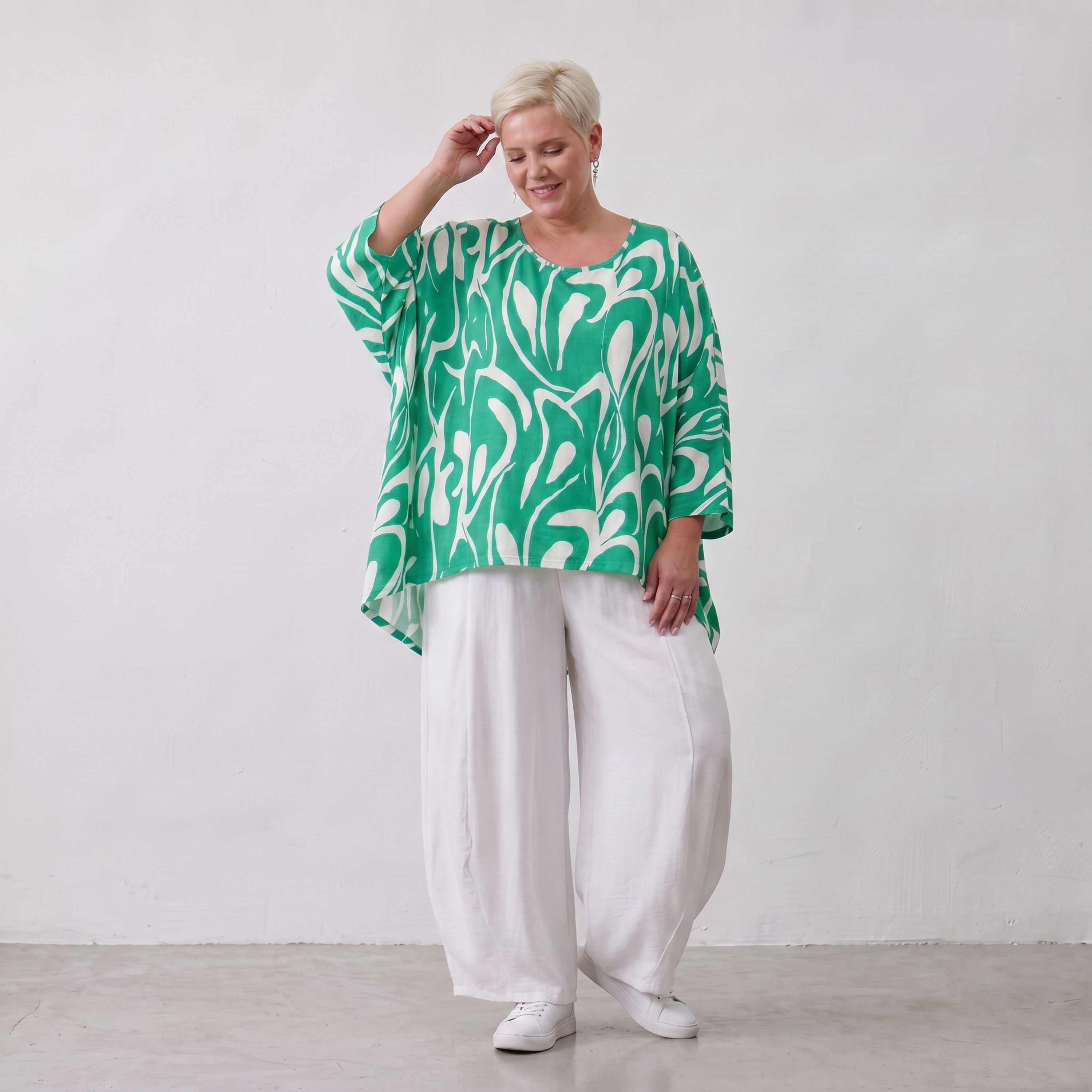 Lässiges Oversized Shirt in Grün mit weißem Muster sowie Vorne kurz Hinten langem Schnitt