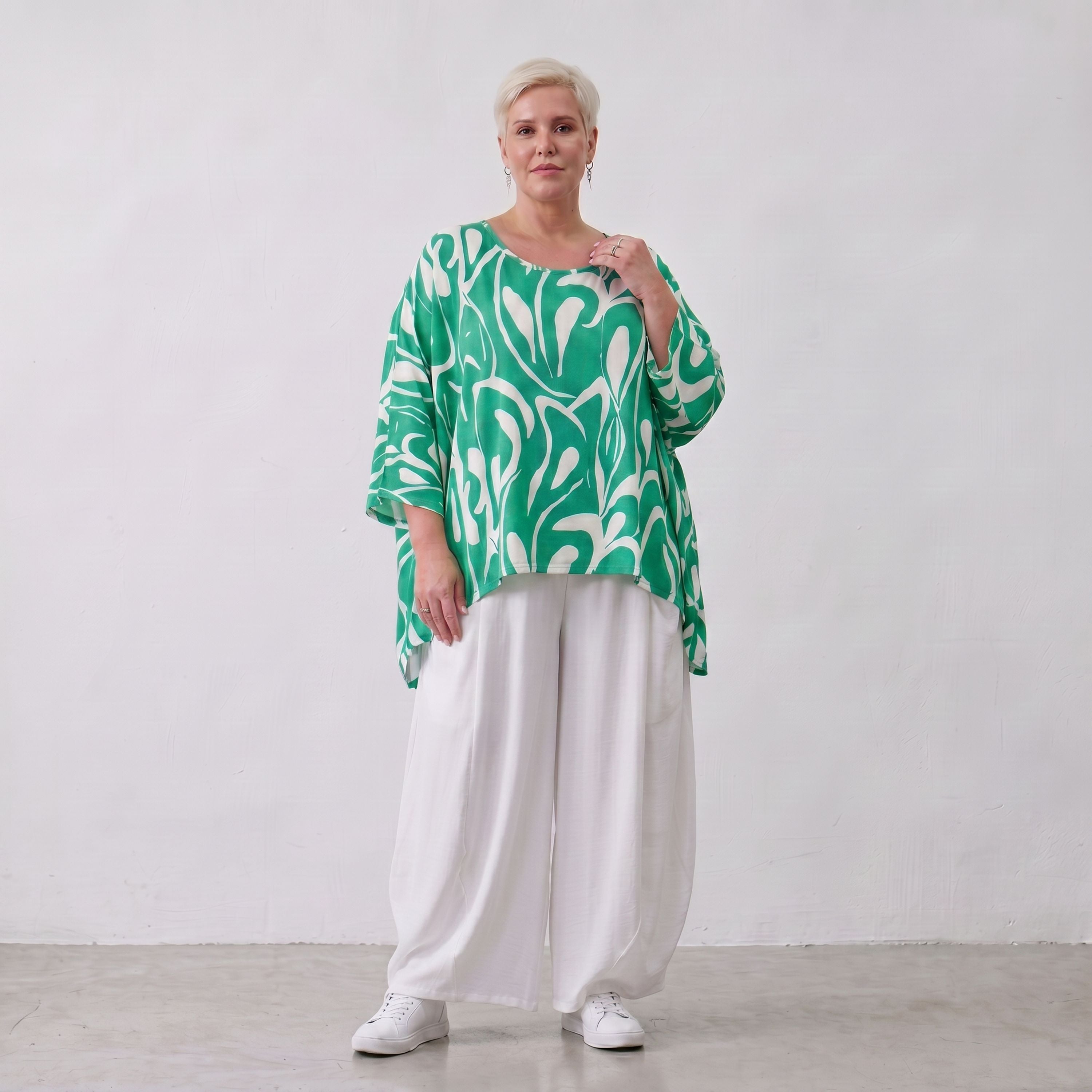 Lässiges Oversized Shirt in Grün mit weißem Muster sowie Vorne kurz Hinten langem Schnitt