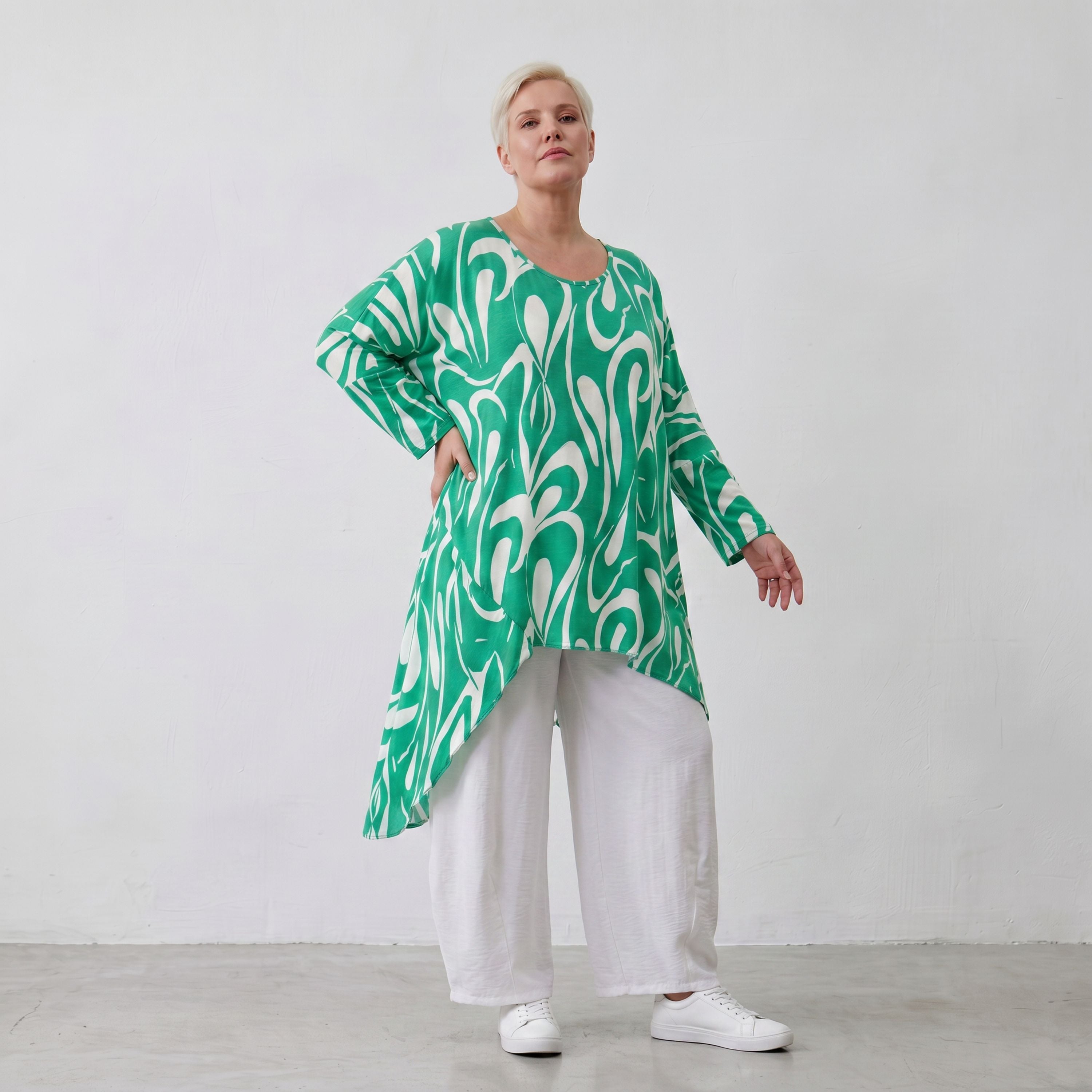 Kurzarmshirt mit asymmetrischem Schnitt in frischem Grün und Weiß für sonnige Sommertage