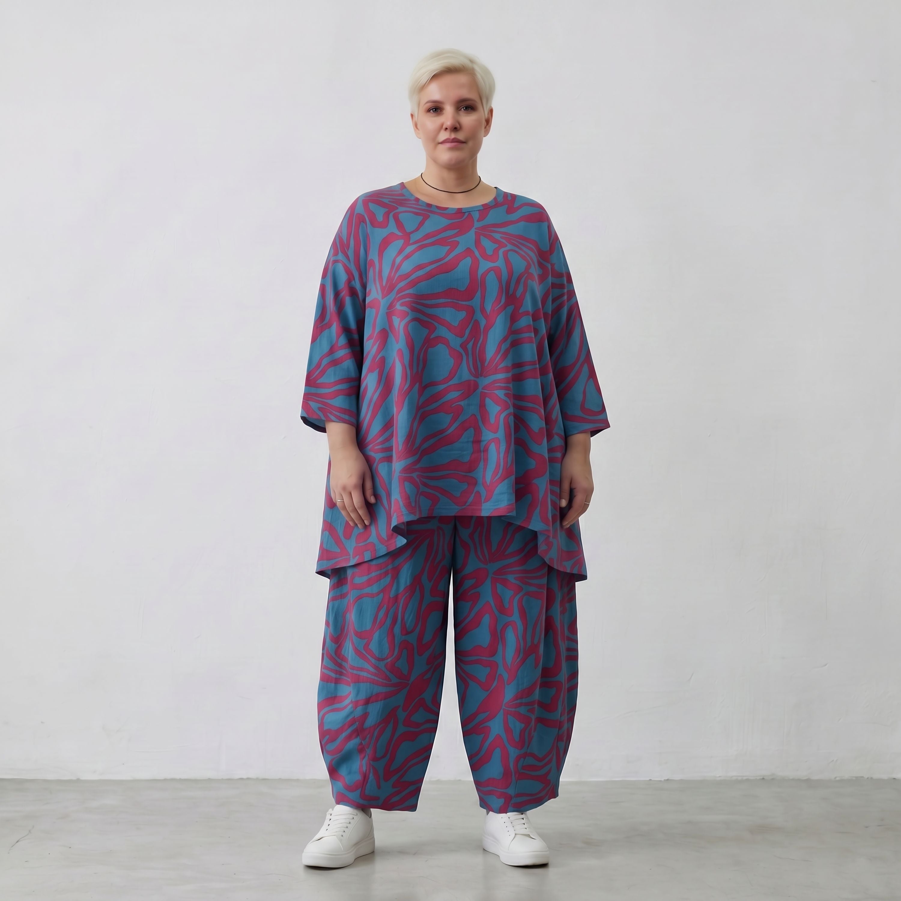 Bigshirt in Blau Rot mit floralem Muster A-Form Rundhals und Dreiviertelarm luftig weit