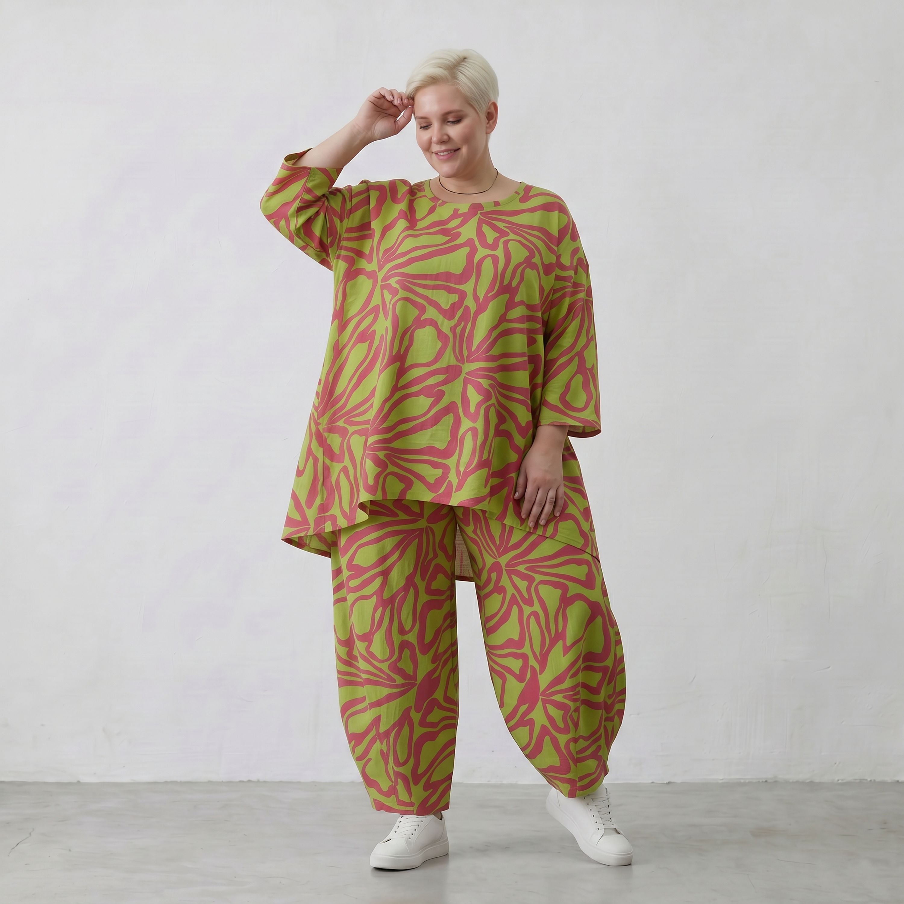 Apfelgrünes Bigshirt in A-Form mit roten Blumen Leinenoptik und Dreiviertelarm Rundhals