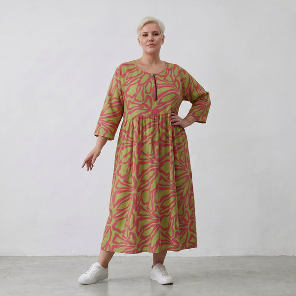 Ballonkleid in apfelgrüner Leinenoptik mit roten Blüten Rundhals und Seitennahttaschen