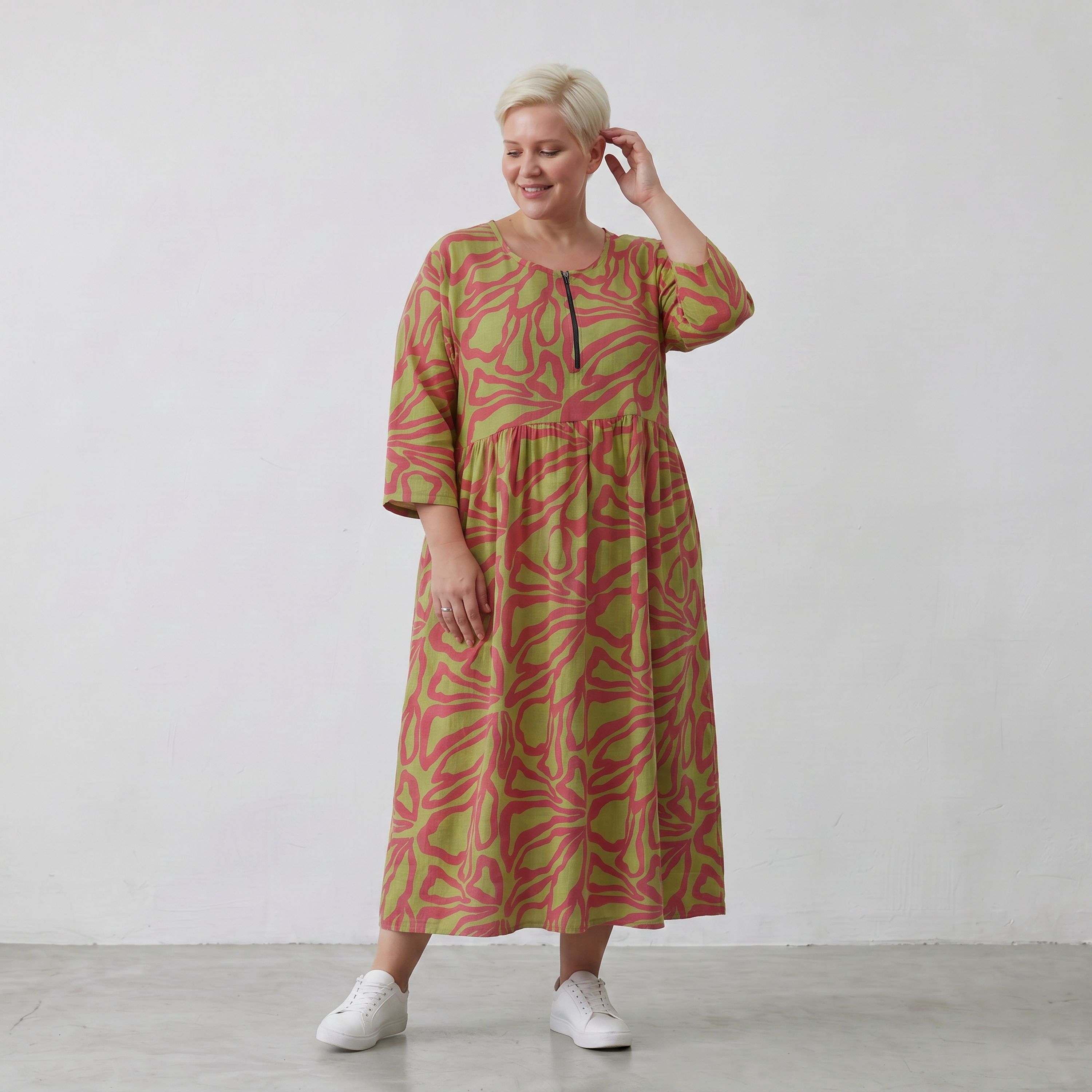 Ballonkleid in apfelgrüner Leinenoptik mit roten Blüten Rundhals und Seitennahttaschen