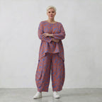 Ballonhose in lilaorange mit Blumenprint weit geschnitten und tiefen aufgesetzten Taschen