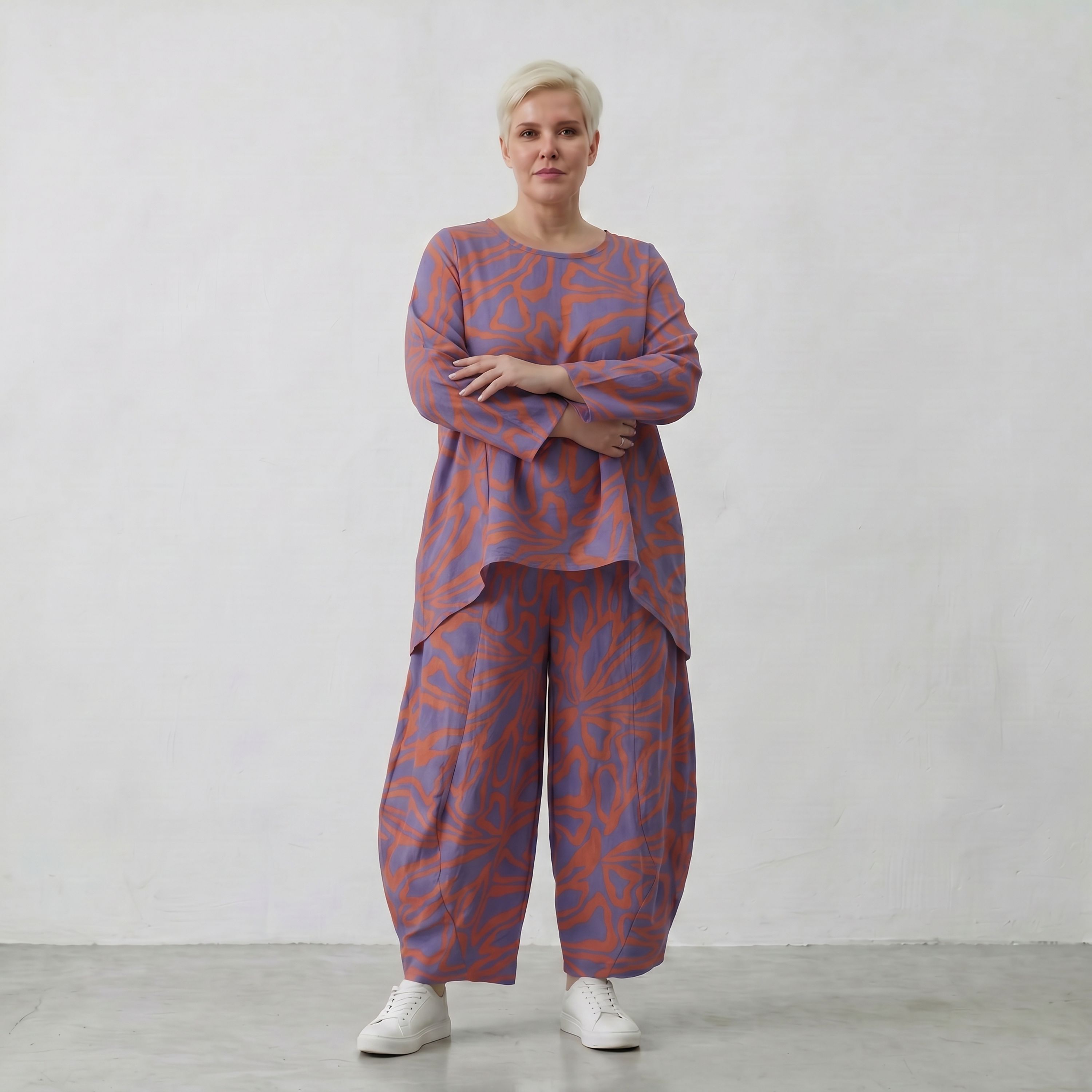 Ballonhose in lilaorange mit Blumenprint weit geschnitten und tiefen aufgesetzten Taschen