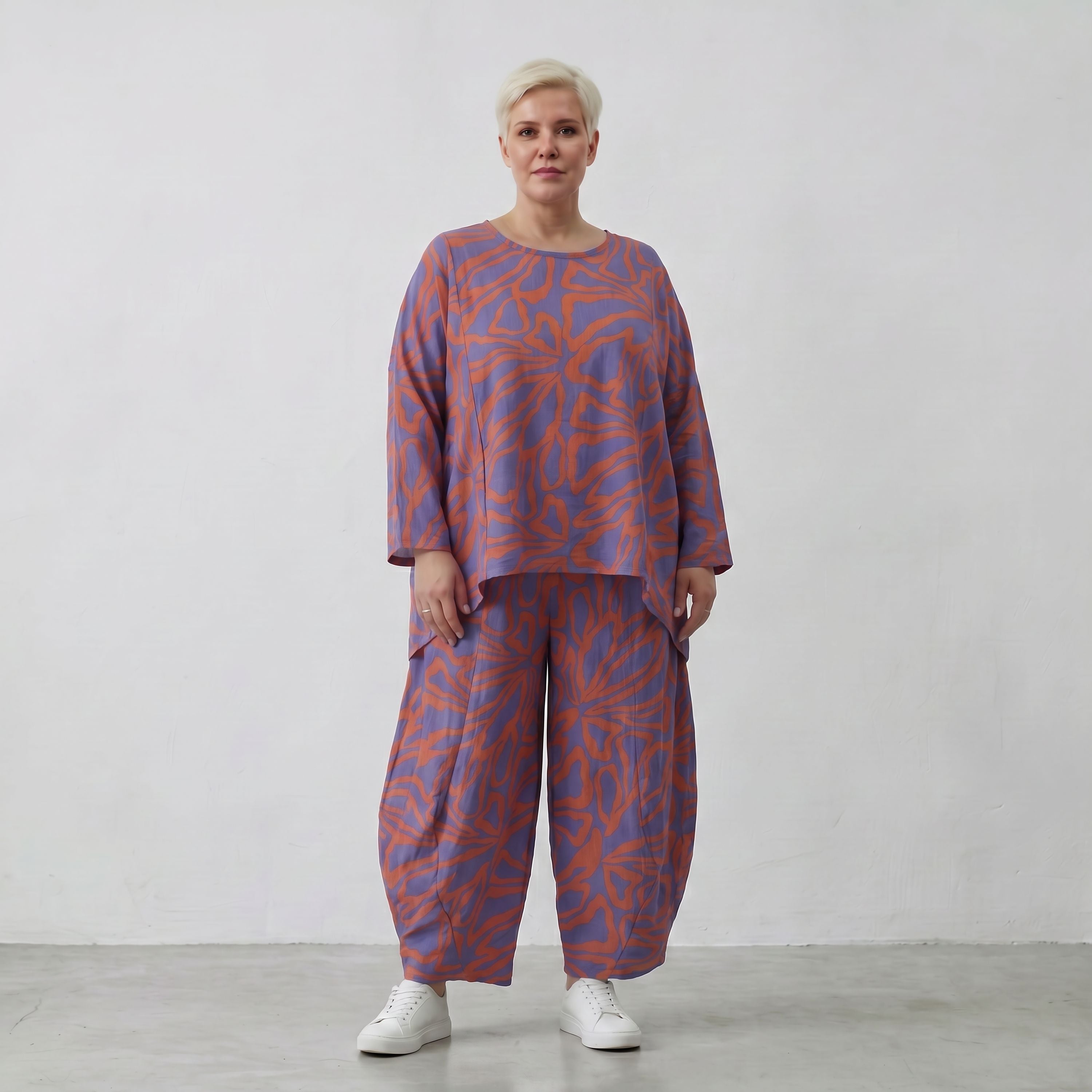 Ballonhose in lilaorange mit Blumenprint weit geschnitten und tiefen aufgesetzten Taschen