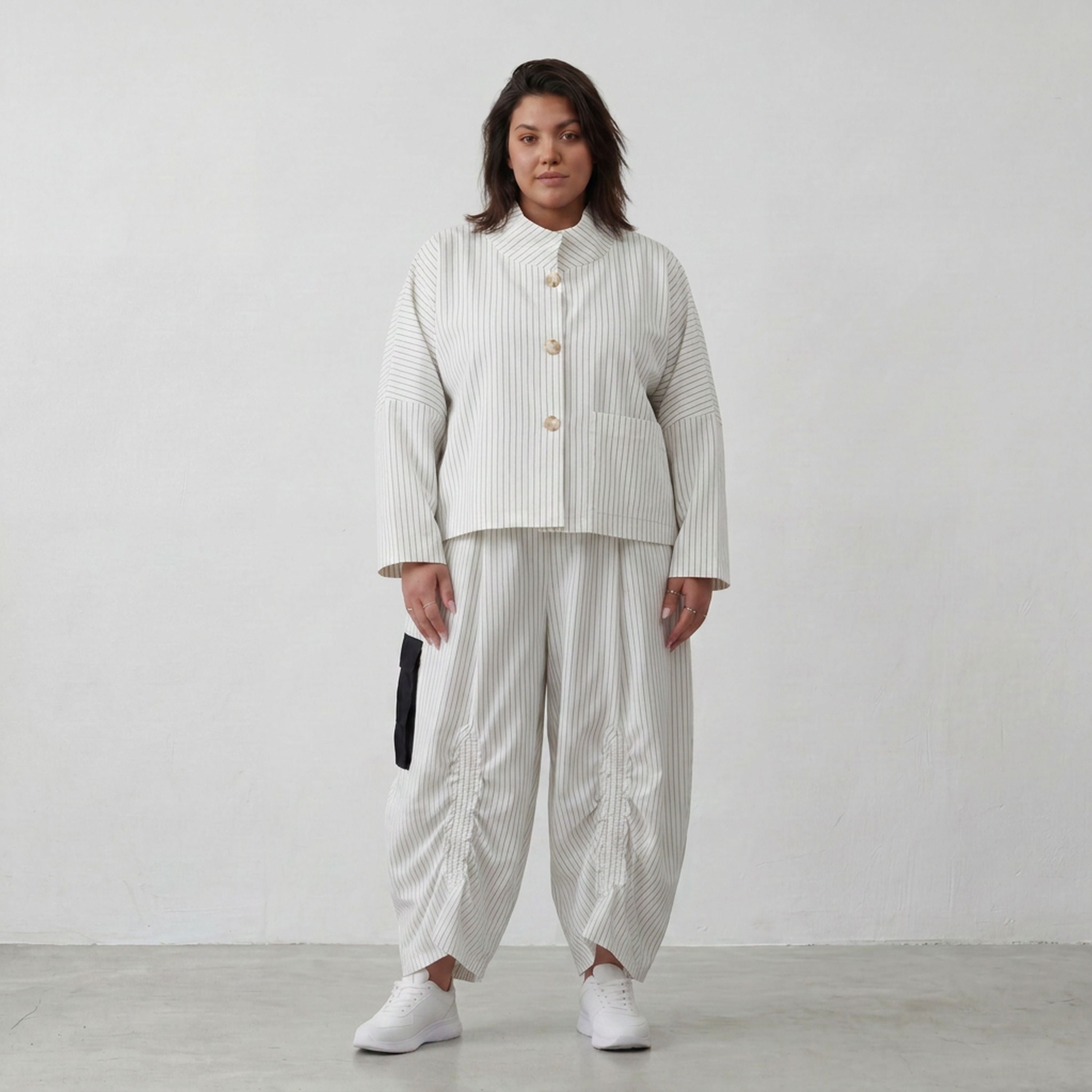 Kastige Bengaline Jacke in Weiß/Schwarz mit 3/4-Arm Stehkragen und praktischen Taschen
