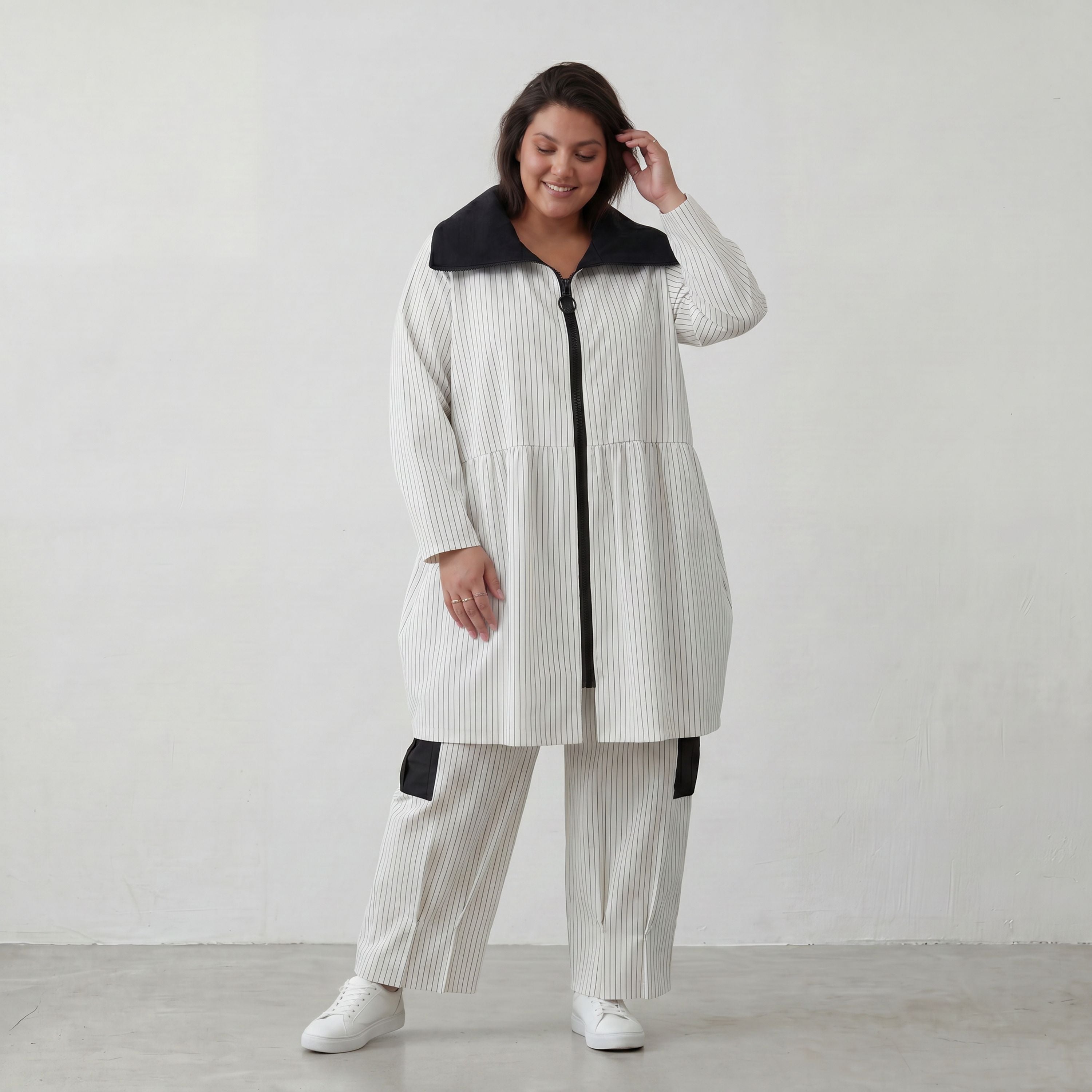 Elegante Ballonjacke aus fließendem Bengaline Stretch mit Hemdkragen in Schwarz und Weiß