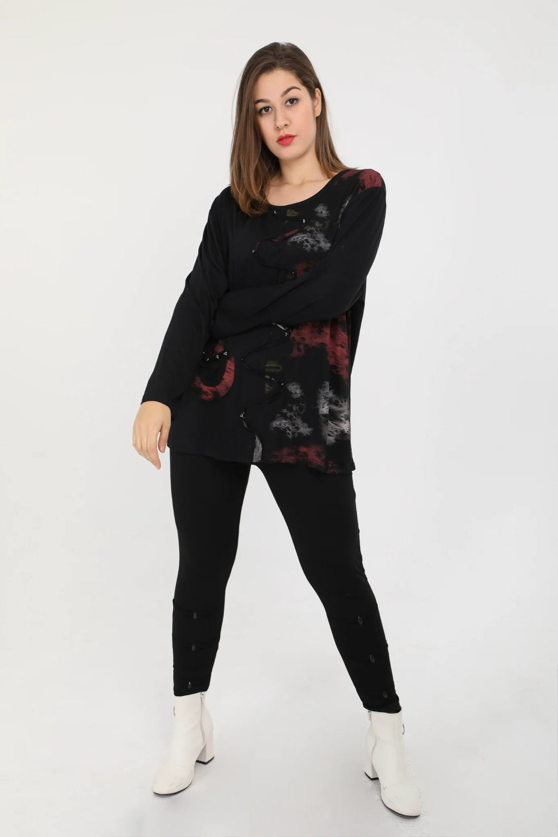  Elegantes Viskose-Shirt in Schwarz mit grafischen Mustern und Nietenapplikationen für Curvy Fashion