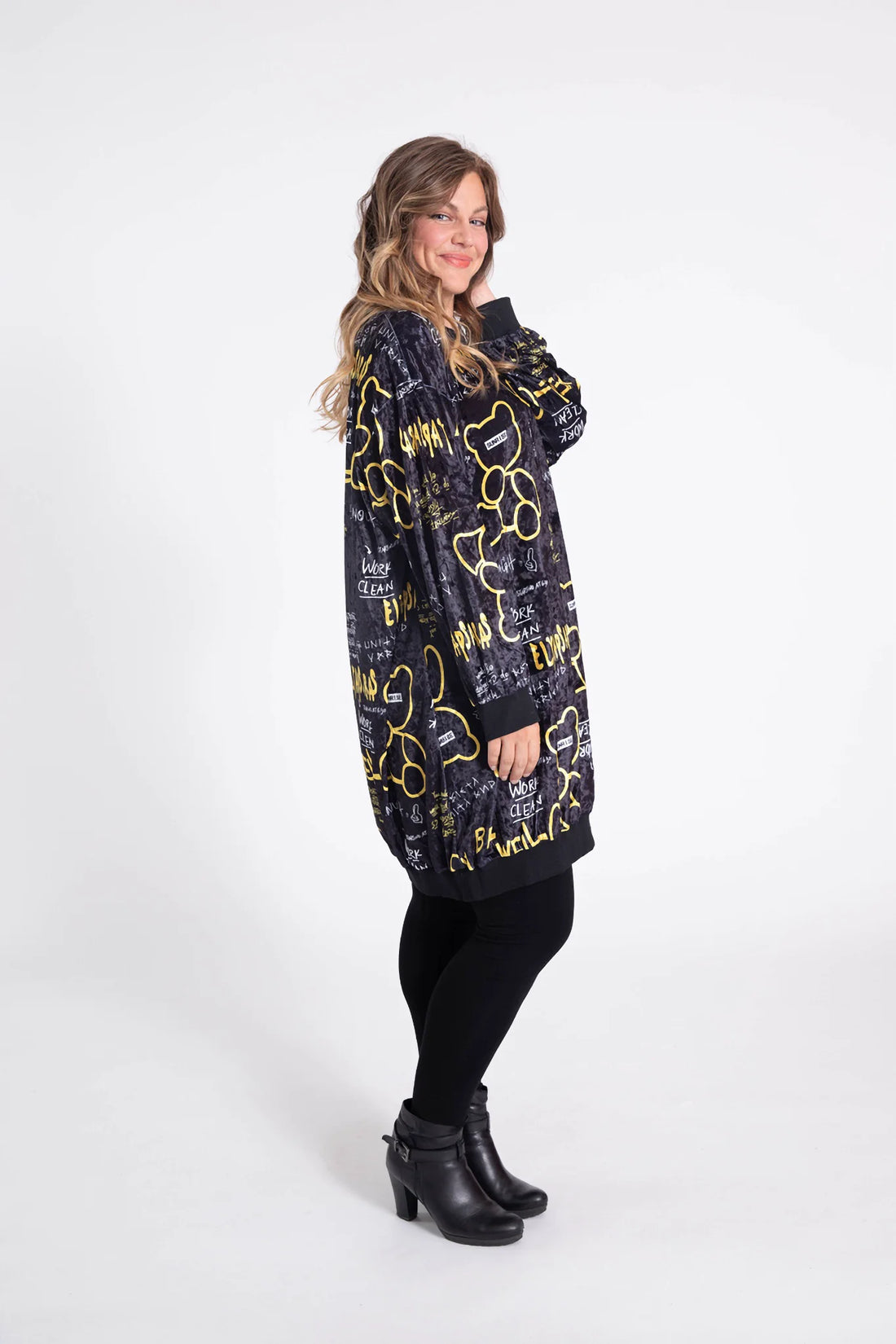  Elegantes schwarzes Nicki Velour Kleid mit einzigartigem Muster und bequemer Oversize-Passform