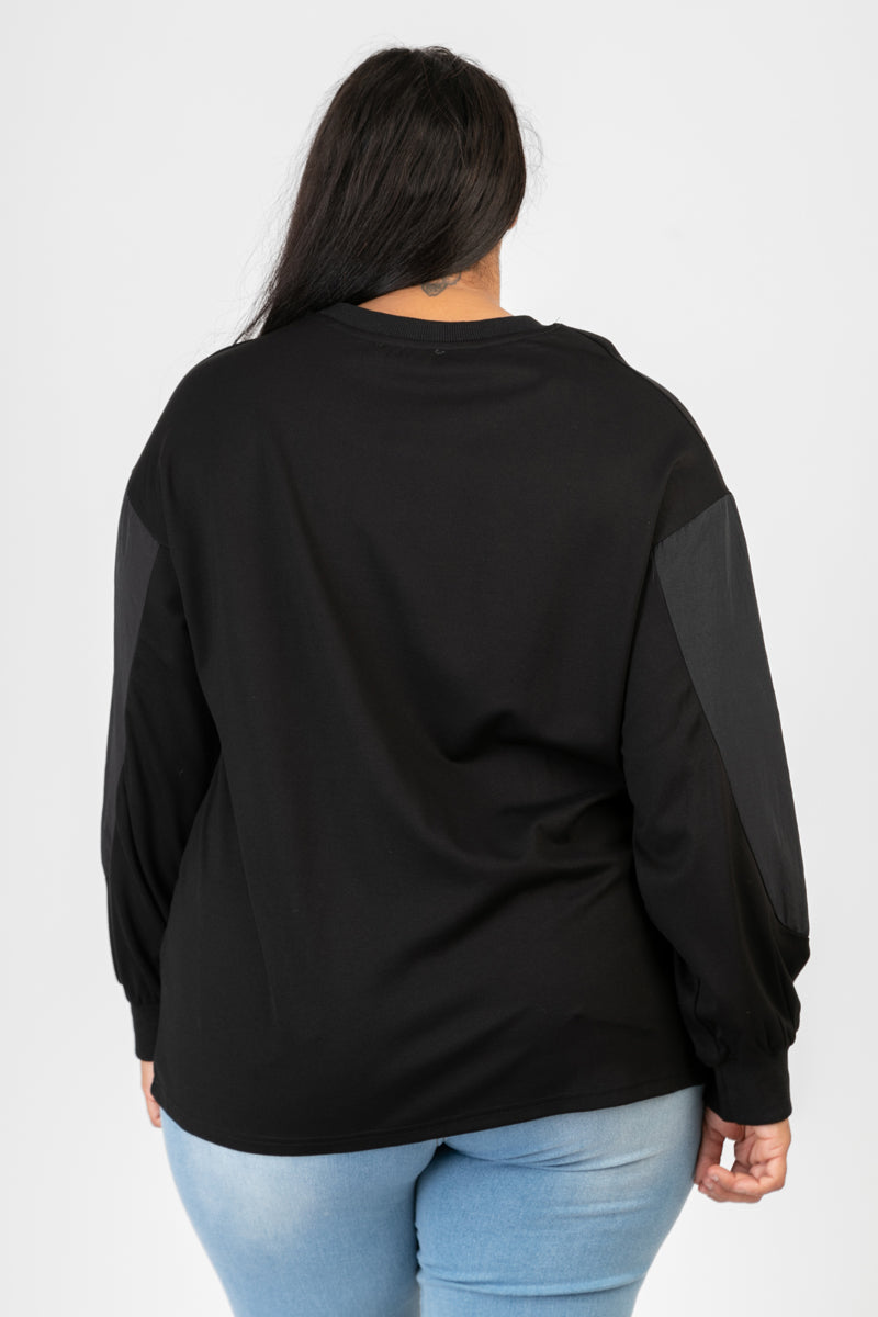  Klassisches Shirt in Schwarz-Weiß mit auffälligem Muster und stylischem Schriftzug für Herbst und Winter