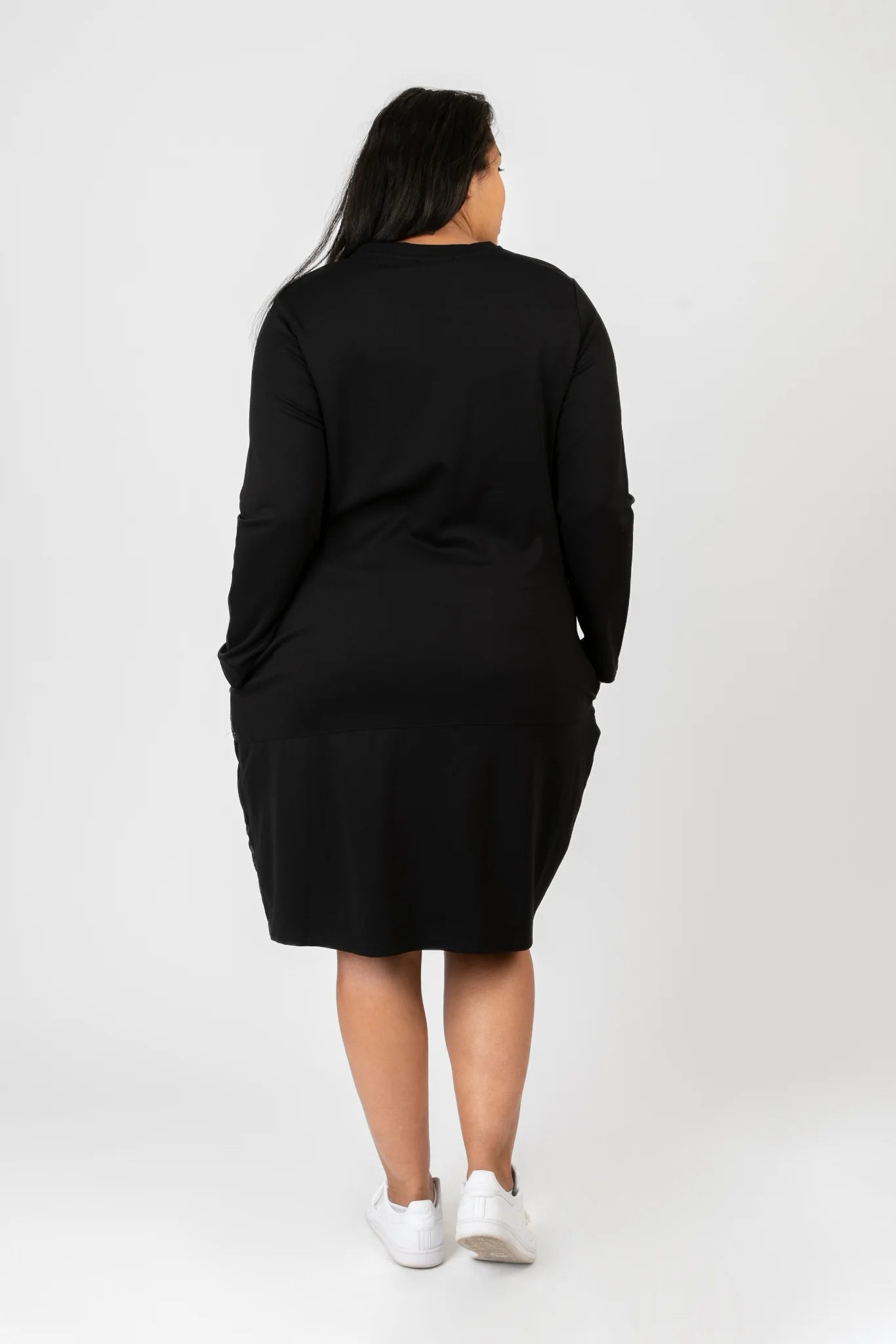  Elegantes schwarzes Kleid mit stilvollem Blumenmuster, perfekt für curvy und Plus Size Mode