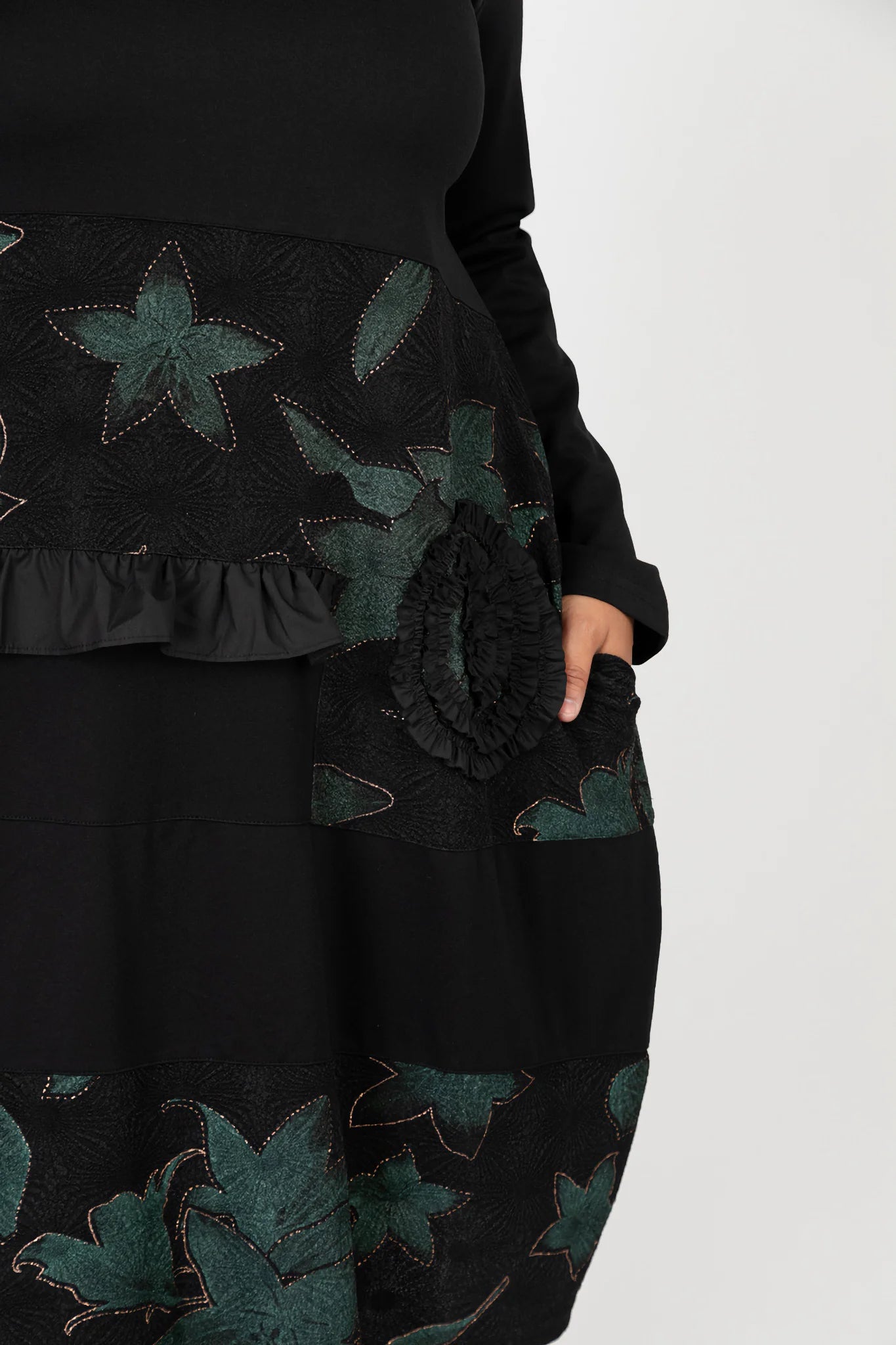  Elegantes schwarzes Kleid mit stilvollem Blumenmuster, perfekt für curvy und Plus Size Mode