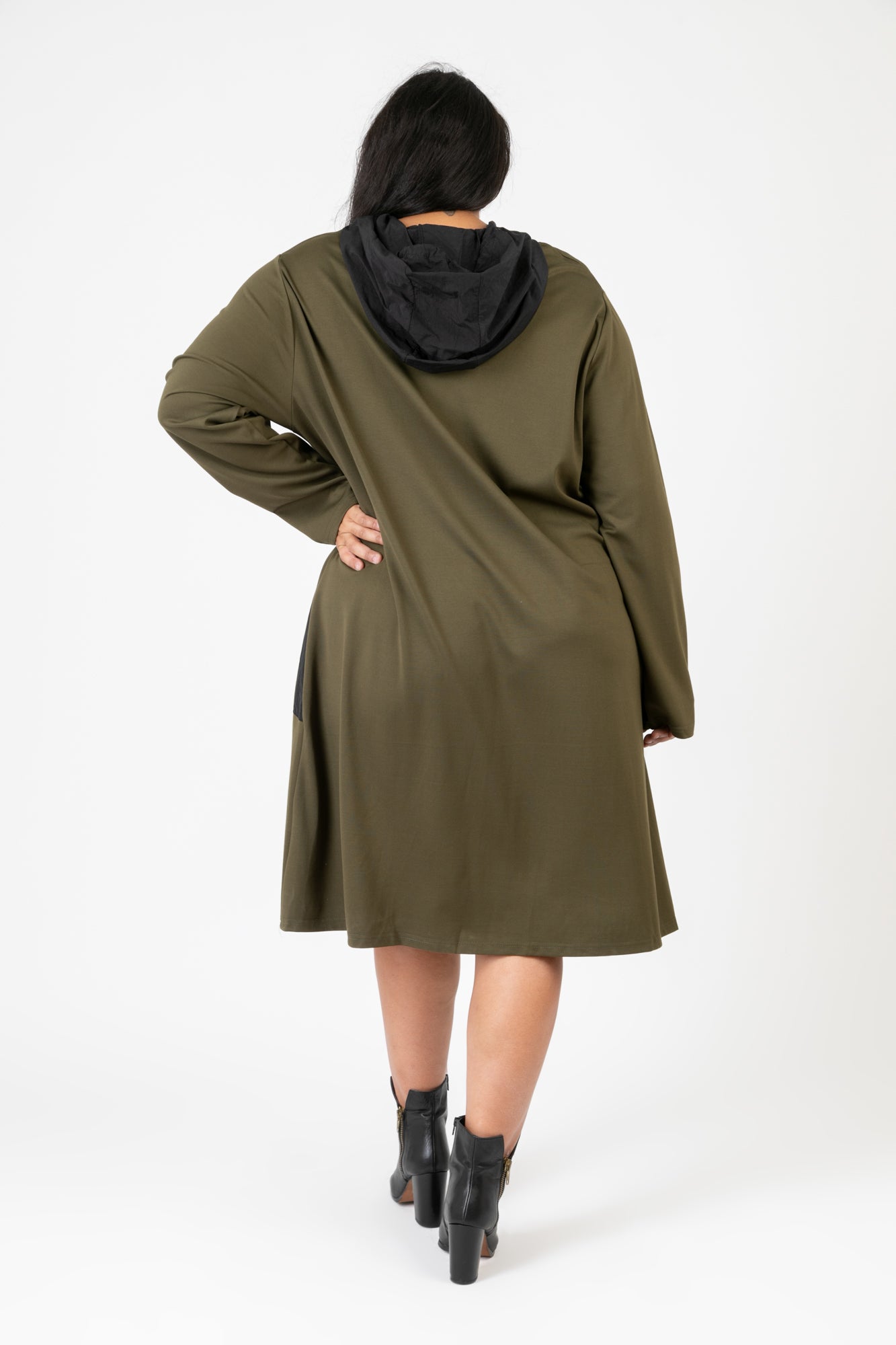  Elegantes Khaki-schwarzes Kleid mit Kapuze aus hochwertiger Viskose für Komfort und Style