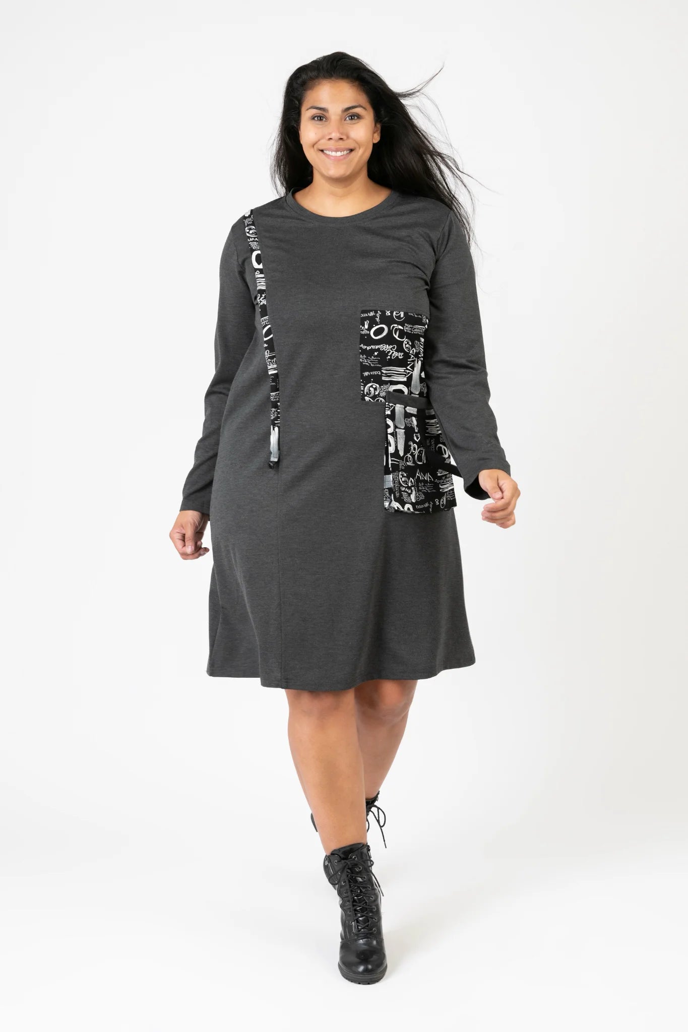  Stilvolles Viskose Kleid in Grau-Schwarz-Weiß mit kreativem Buchstaben-Muster für Plus Size