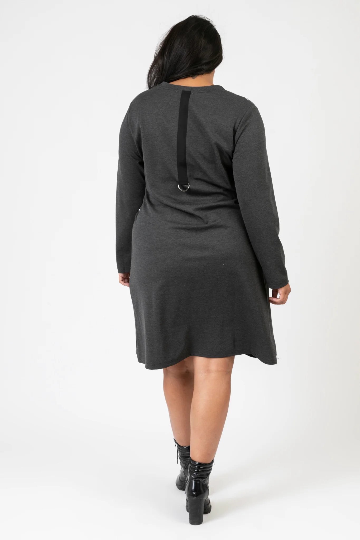  Stilvolles Viskose Kleid in Grau-Schwarz-Weiß mit kreativem Buchstaben-Muster für Plus Size