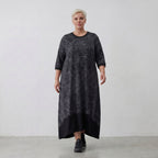 Kleid dunkel im Zebralook aus Travellerjersey mit 3/4-Ärmeln geradem Schnitt und Taschen