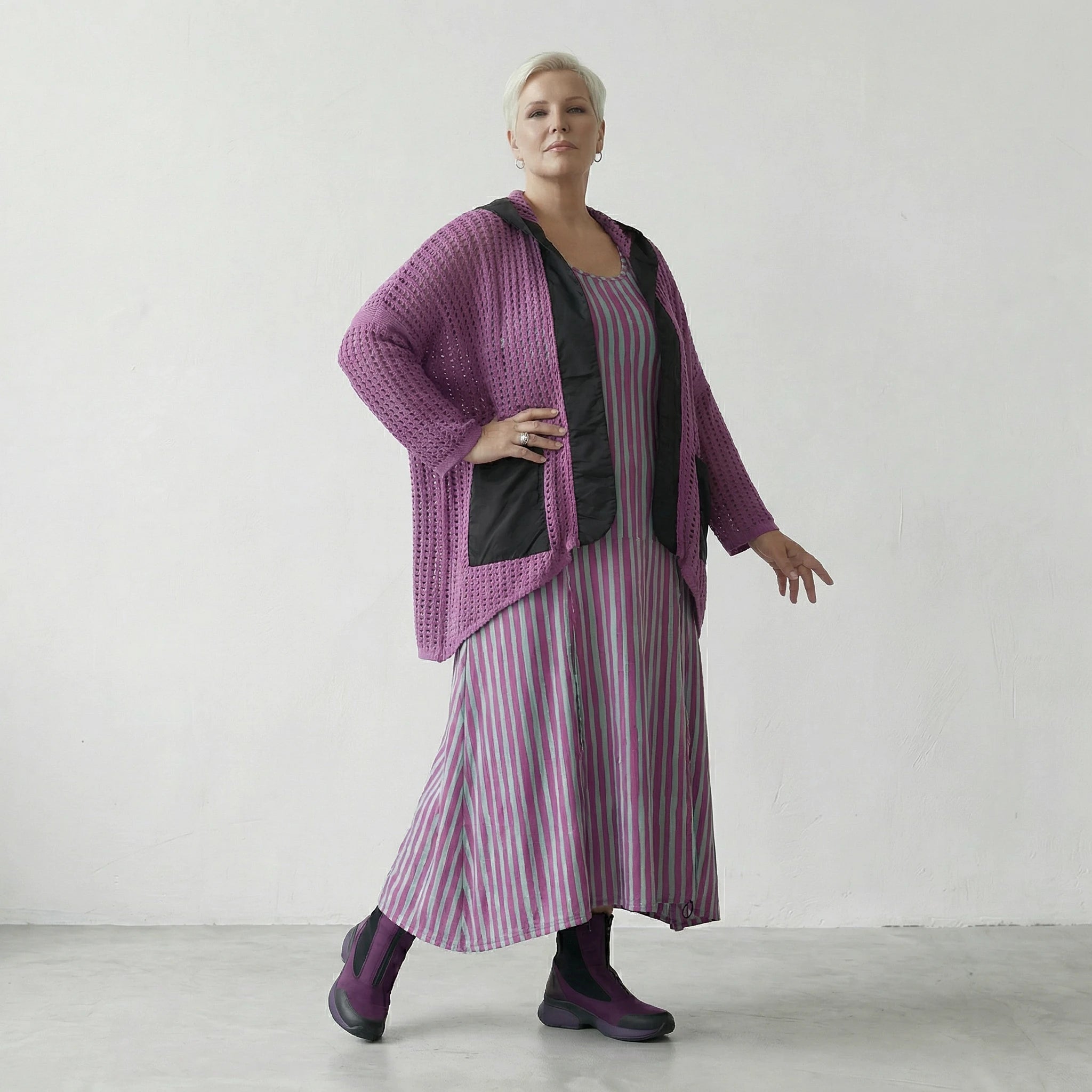 Fein gestrickte, luftig leichte Lagenlook Jacke im modernen Oversize Stil mit Memorytaft Details, Beere/Schwarz