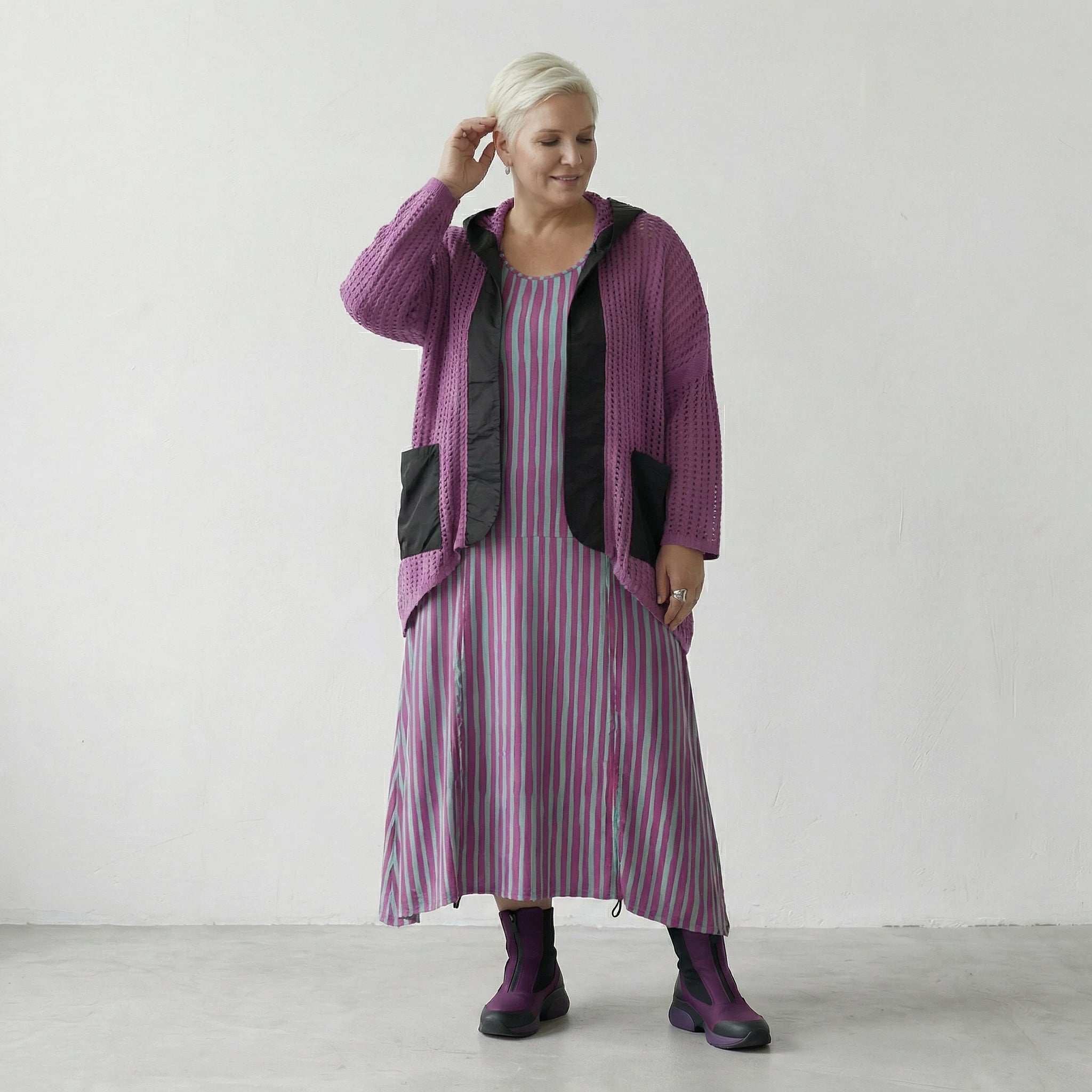 Fein gestrickte, luftig leichte Lagenlook Jacke im modernen Oversize Stil mit Memorytaft Details, Beere/Schwarz