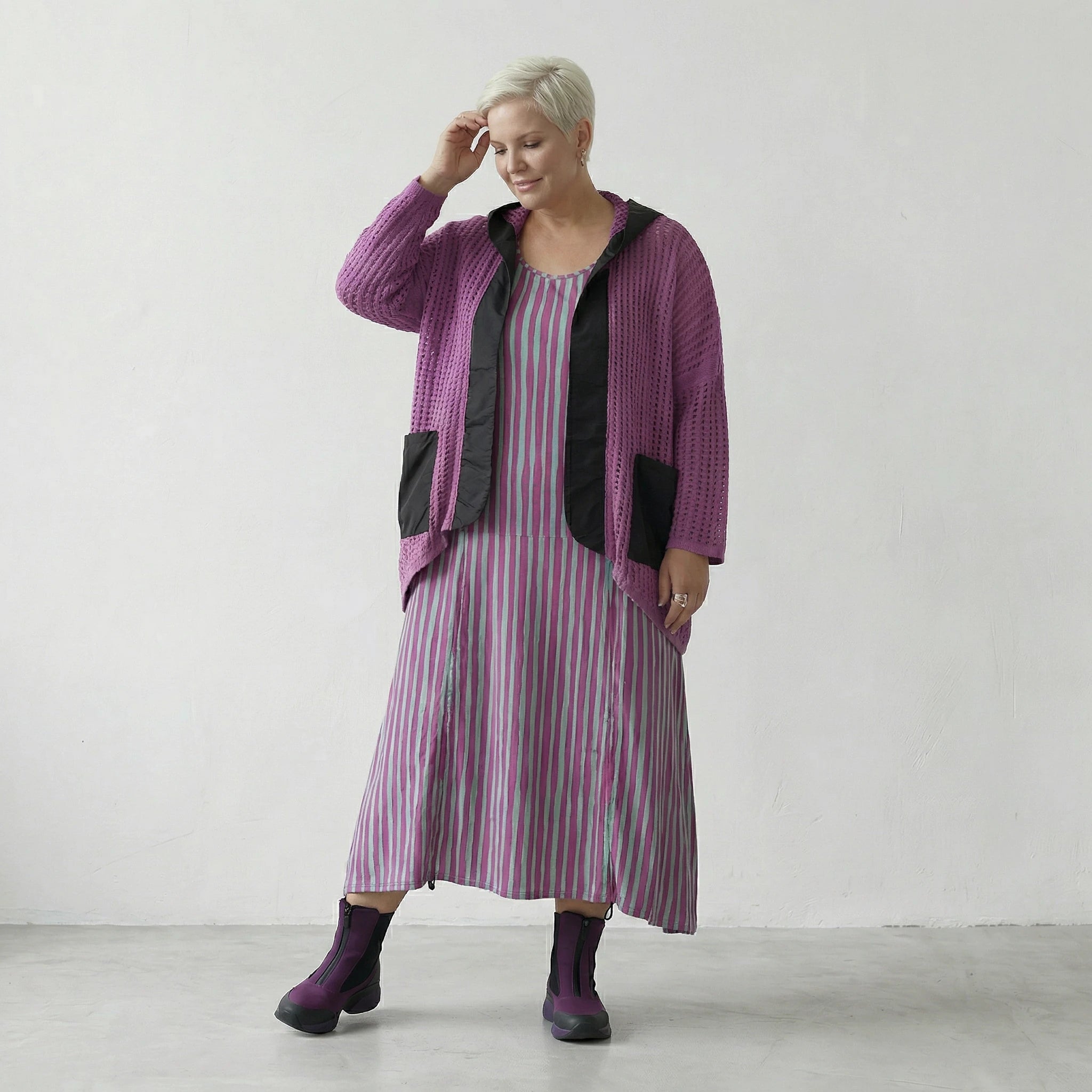 Fein gestrickte, luftig leichte Lagenlook Jacke im modernen Oversize Stil mit Memorytaft Details, Beere/Schwarz