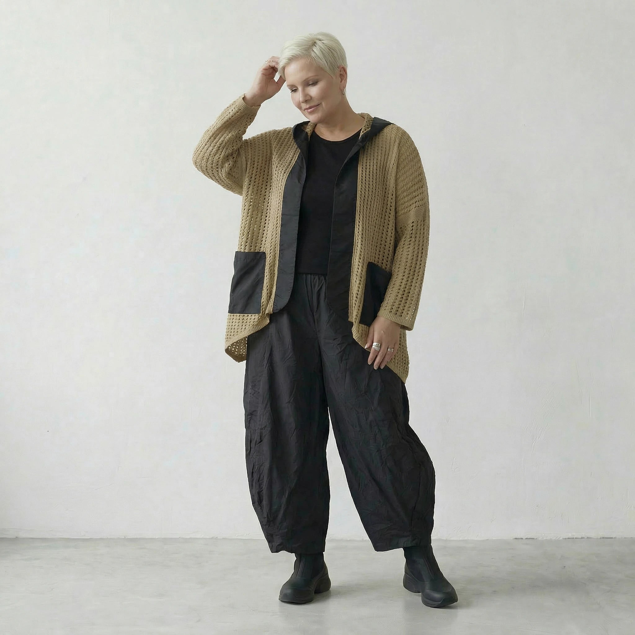 Fein gestrickte leichte Lagenlook Jacke im Oversize Stil mit Schalkragen und Memorytaft, Sand/Schwarz