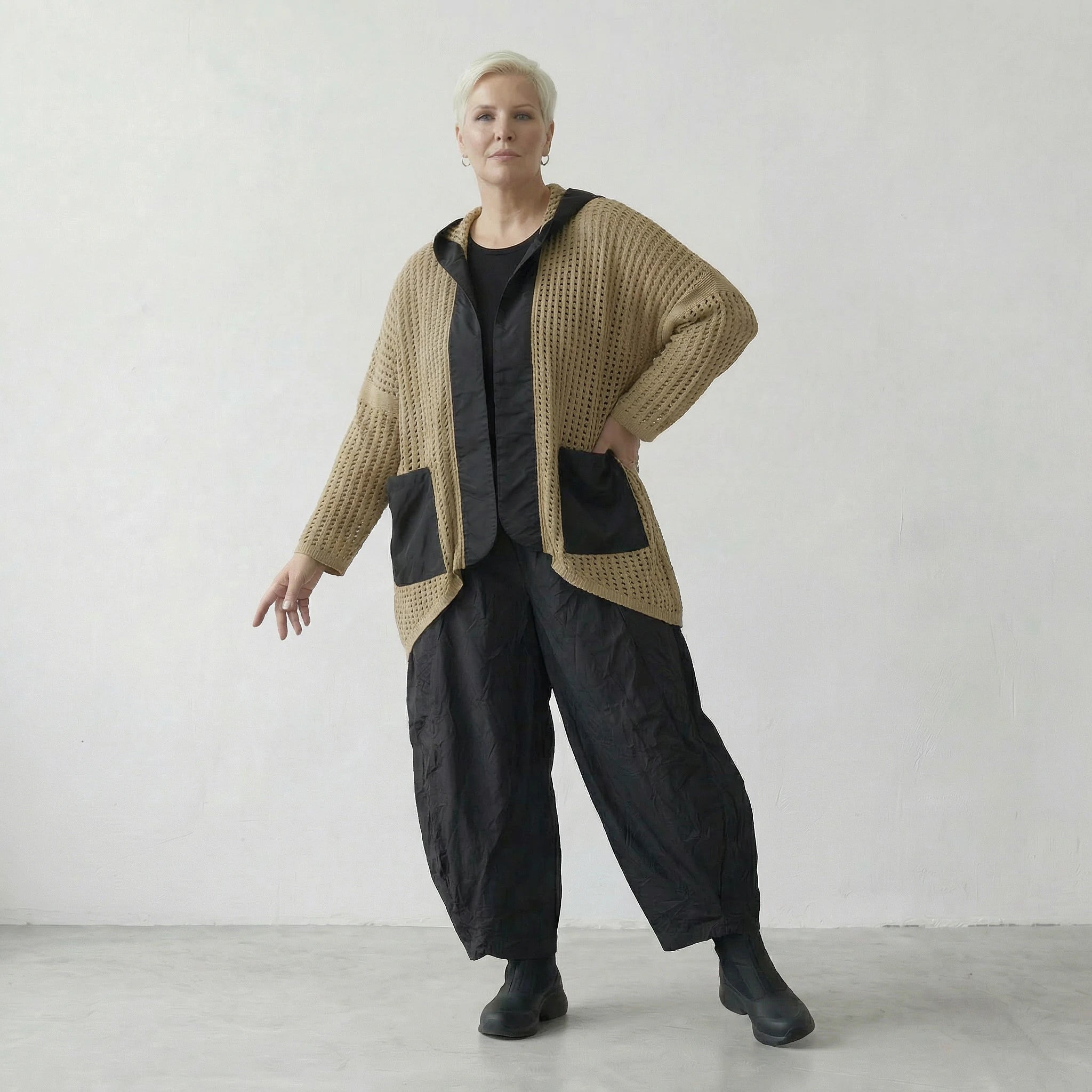 Fein gestrickte leichte Lagenlook Jacke im Oversize Stil mit Schalkragen und Memorytaft, Sand/Schwarz
