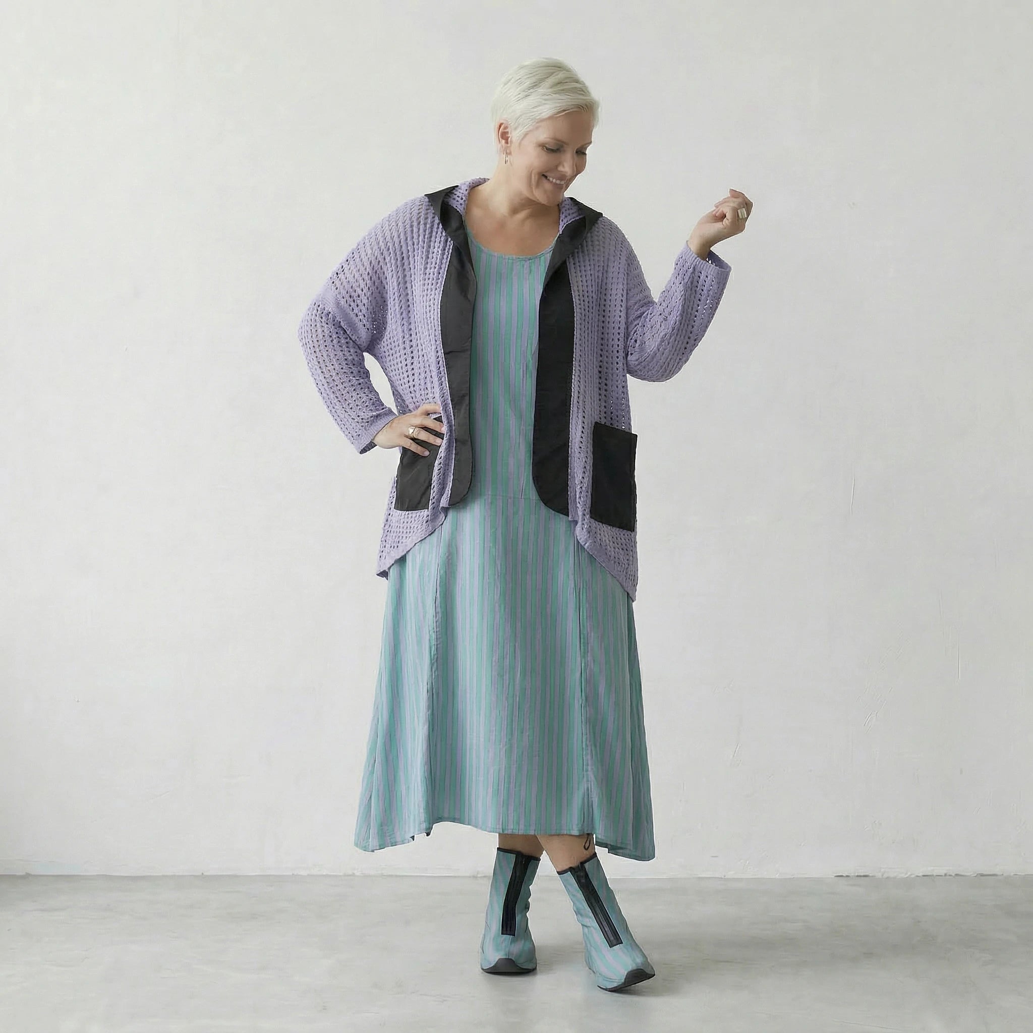 Fein gestrickte Lagenlook Jacke aus Baumwolle mit ausgefallener Lochstruktur und Memorytaft, Flieder/Schwarz