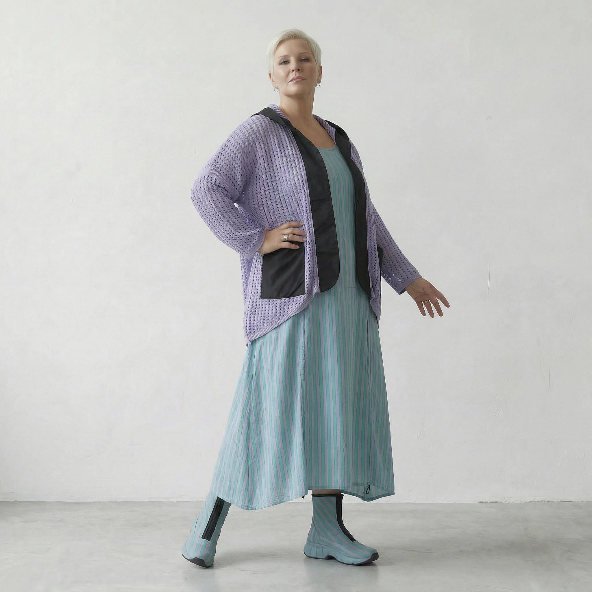 Fein gestrickte Lagenlook Jacke aus Baumwolle mit ausgefallener Lochstruktur und Memorytaft, Flieder/Schwarz