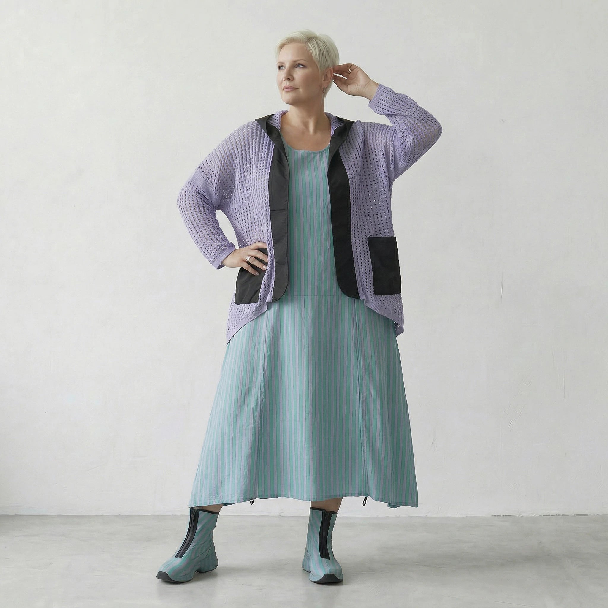 Fein gestrickte Lagenlook Jacke aus Baumwolle mit ausgefallener Lochstruktur und Memorytaft, Flieder/Schwarz