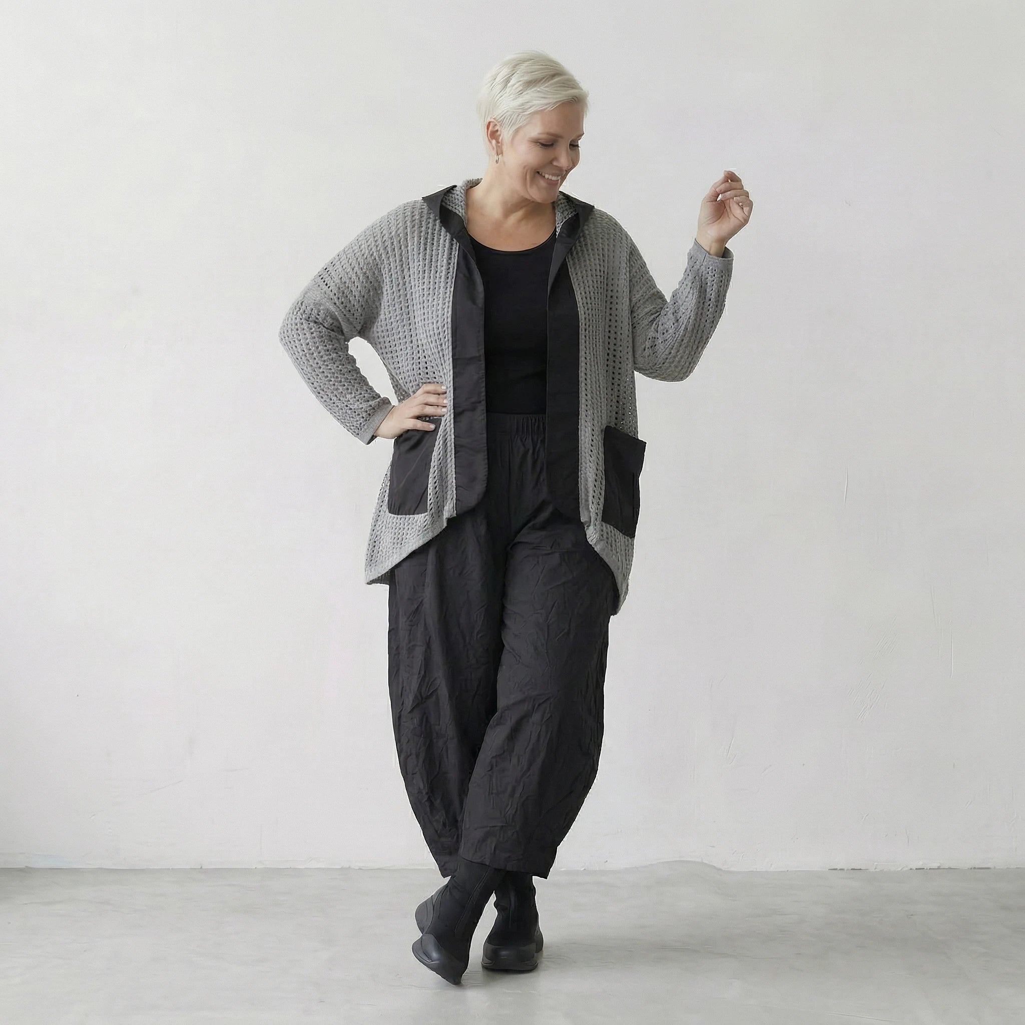 Luftig gestrickte Oversize Jacke im Lagenlook mit feiner Lochstruktur und Memorytaft, Grau/Schwarz