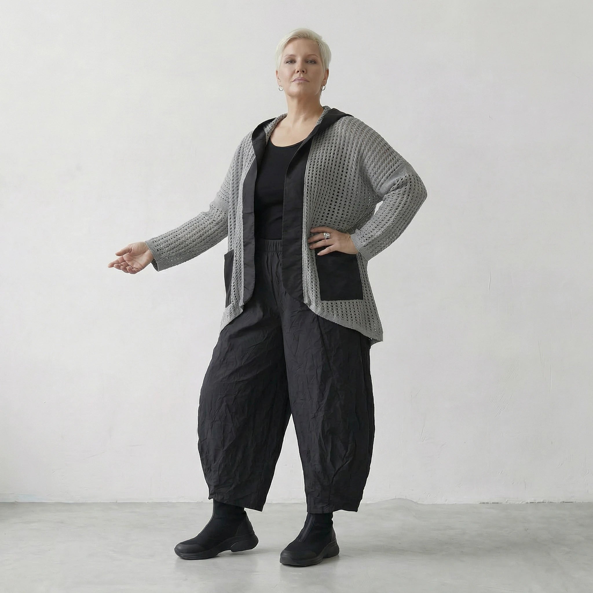 Luftig gestrickte Oversize Jacke im Lagenlook mit feiner Lochstruktur und Memorytaft, Grau/Schwarz