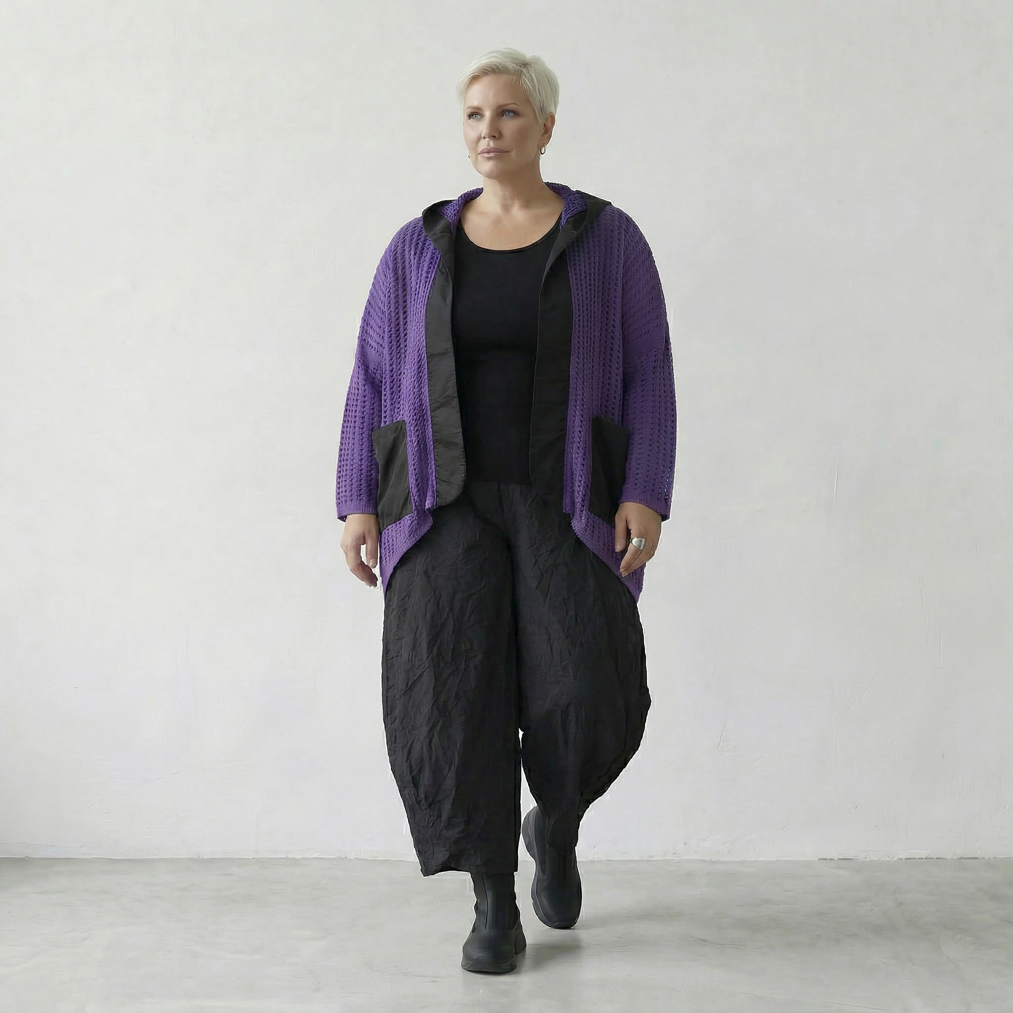 Ausgefallene Lagenlook Jacke aus feiner Baumwolle in gerader Oversize Form, luftig, leicht, Violett/Schwarz