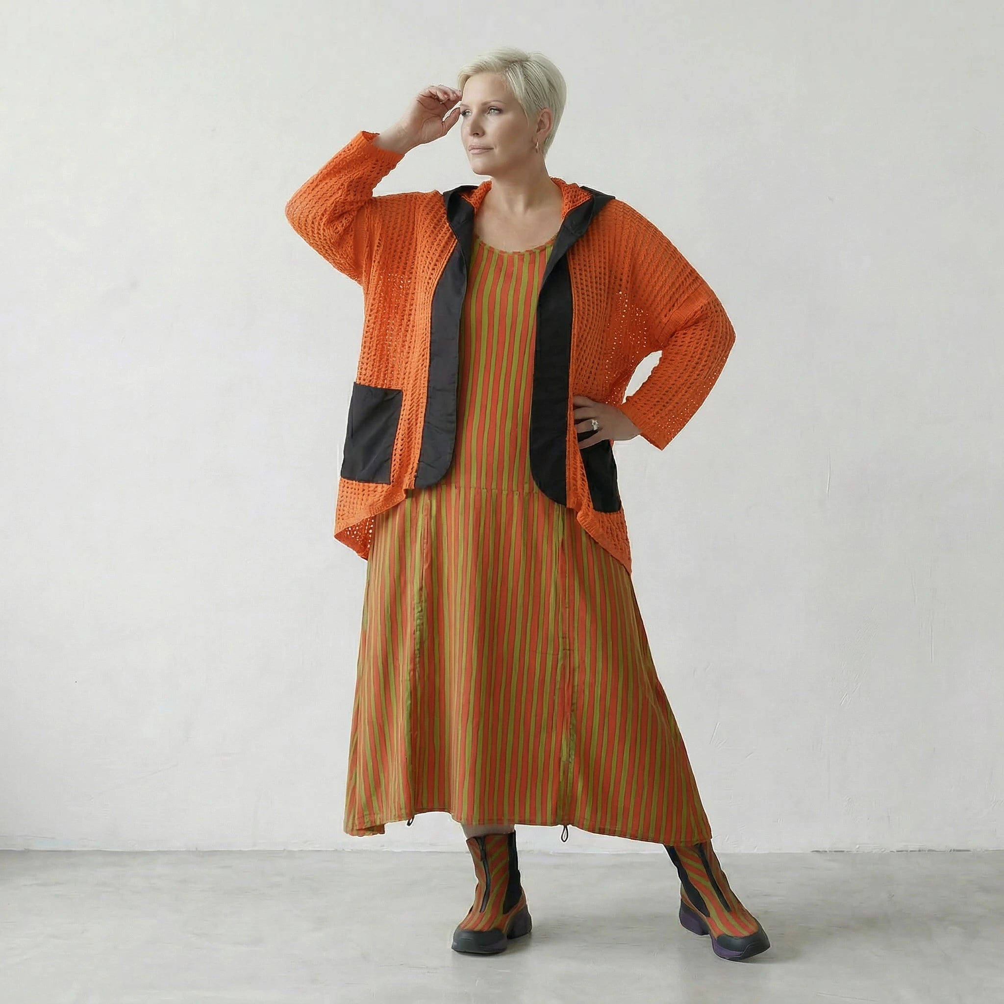 Zeitlos stilvolle Lagenlook Jacke aus feinem Strick mit ausgefallener Loch Struktur, Orange/Schwarz