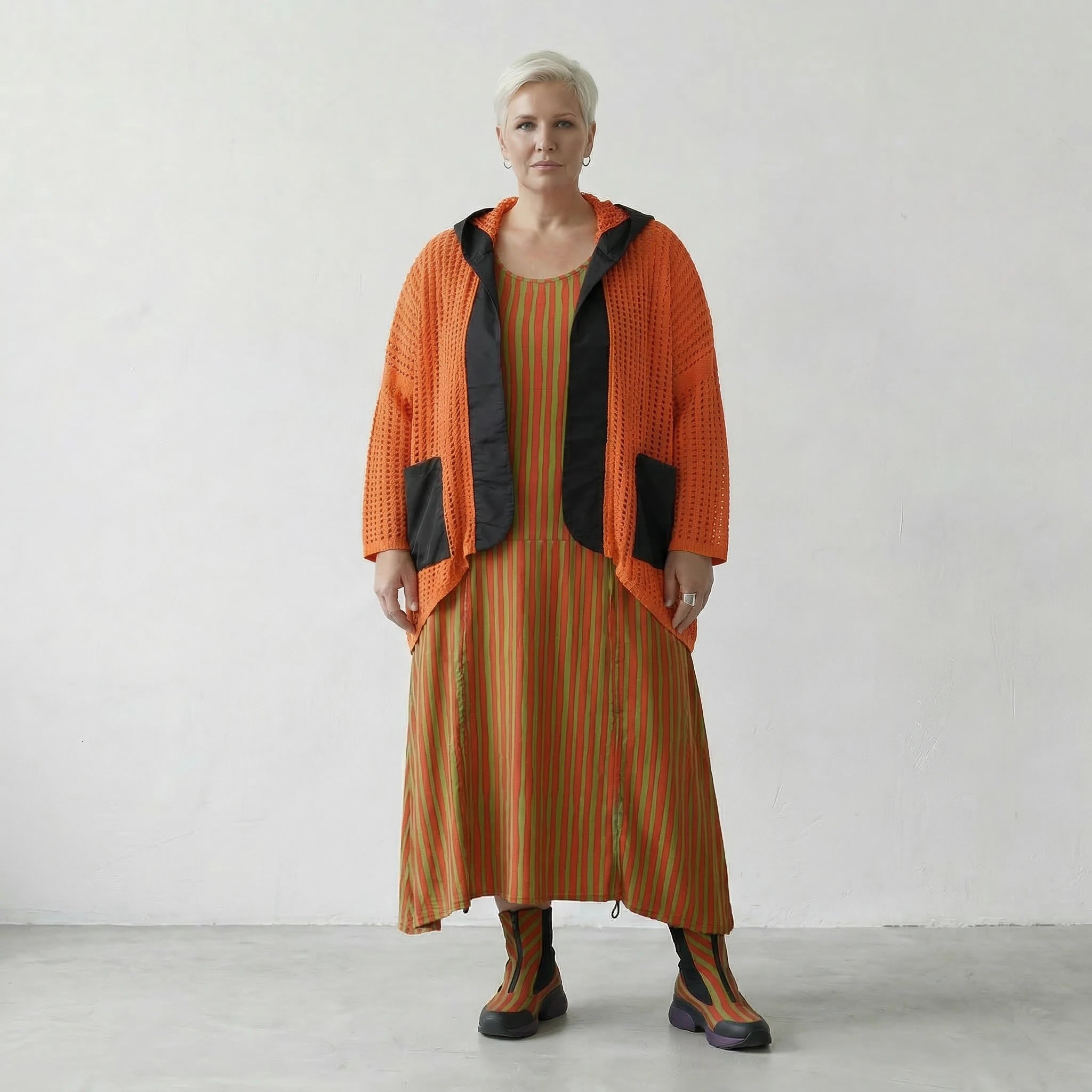 Zeitlos stilvolle Lagenlook Jacke aus feinem Strick mit ausgefallener Loch Struktur, Orange/Schwarz