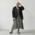 Zeitlos elegante Strickjacke im legeren Lagenlook mit feiner Lochstruktur und Memorytaft, Schwarz
