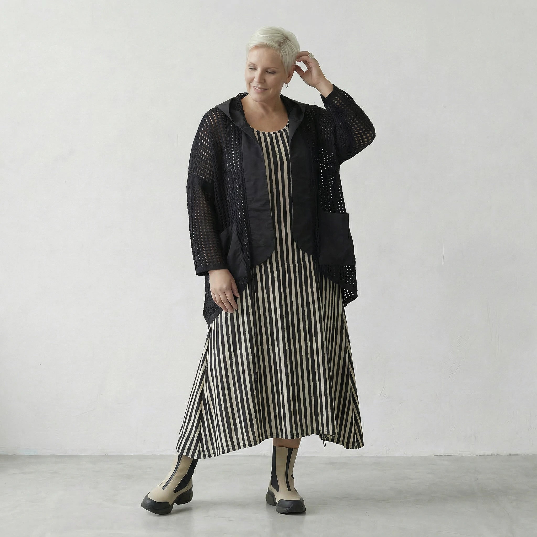 Zeitlos elegante Strickjacke im legeren Lagenlook mit feiner Lochstruktur und Memorytaft, Schwarz