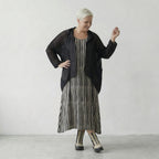 Zeitlos elegante Strickjacke im legeren Lagenlook mit feiner Lochstruktur und Memorytaft, Schwarz