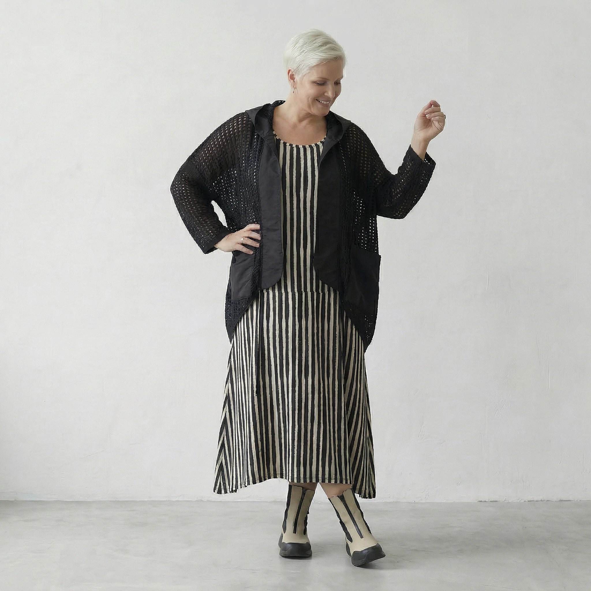 Zeitlos elegante Strickjacke im legeren Lagenlook mit feiner Lochstruktur und Memorytaft, Schwarz