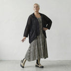 Zeitlos elegante Strickjacke im legeren Lagenlook mit feiner Lochstruktur und Memorytaft, Schwarz
