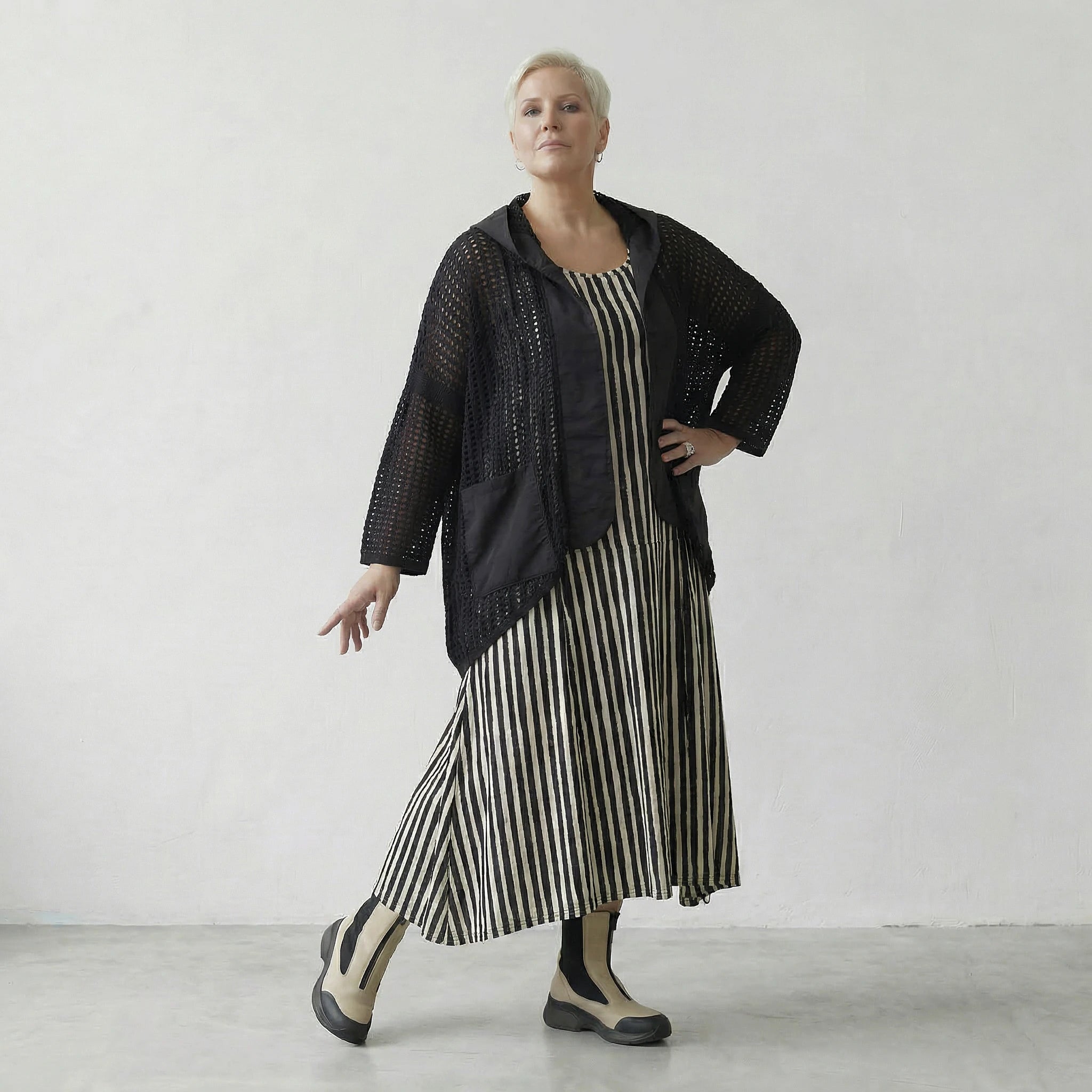 Zeitlos elegante Strickjacke im legeren Lagenlook mit feiner Lochstruktur und Memorytaft, Schwarz