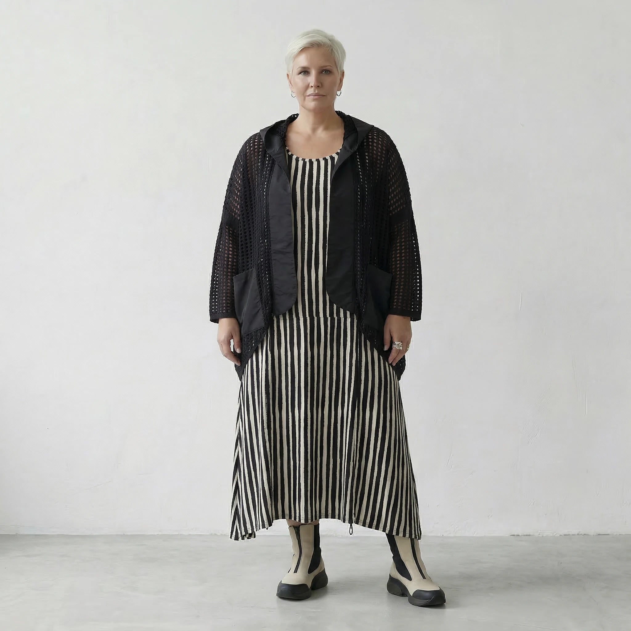 Zeitlos elegante Strickjacke im legeren Lagenlook mit feiner Lochstruktur und Memorytaft, Schwarz