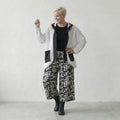 Zeitlos stilvolle Lagenlook Strickjacke aus feiner Baumwolle mit elegantem Schalkragen, Weiß/Schwarz