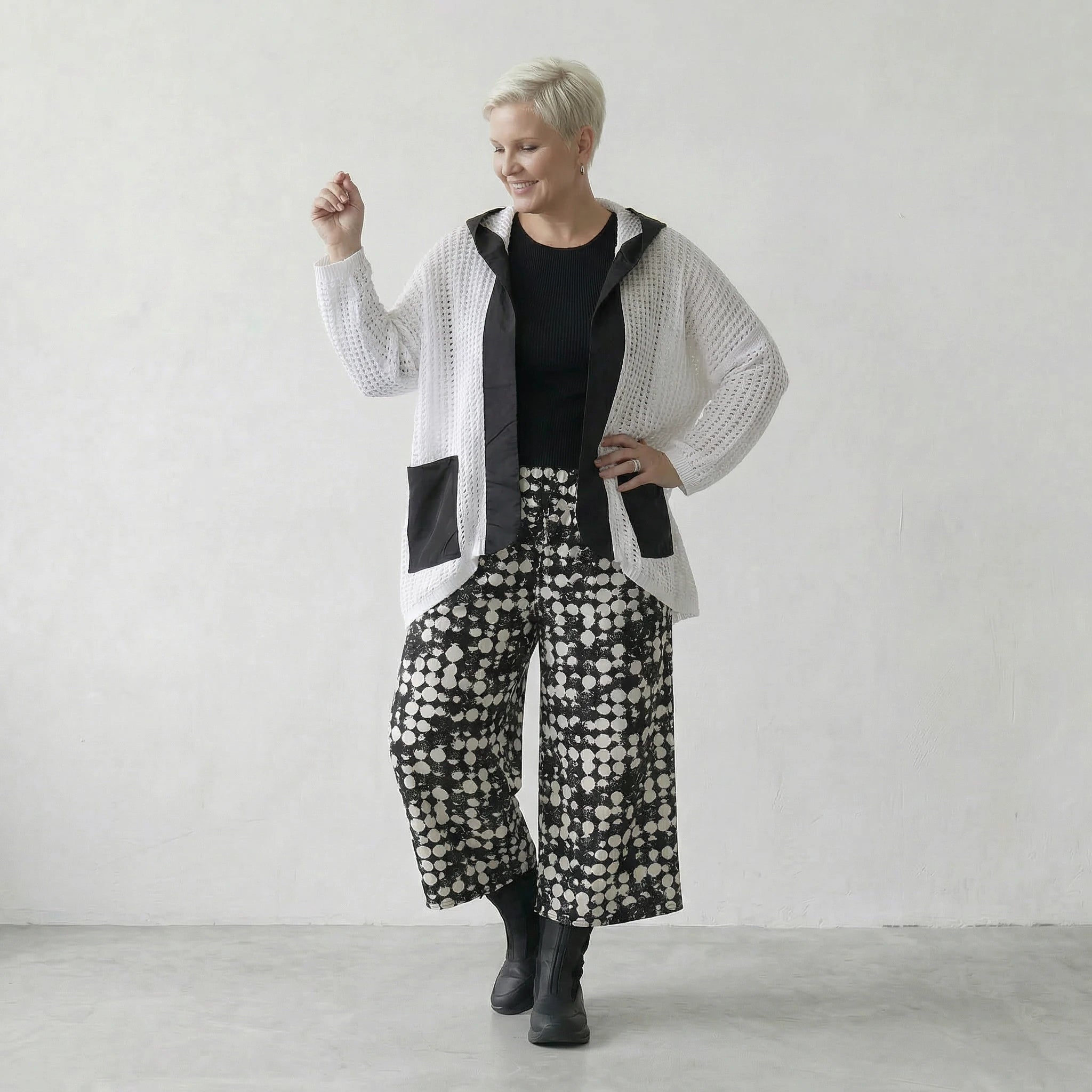 Zeitlos stilvolle Lagenlook Strickjacke aus feiner Baumwolle mit elegantem Schalkragen, Weiß/Schwarz
