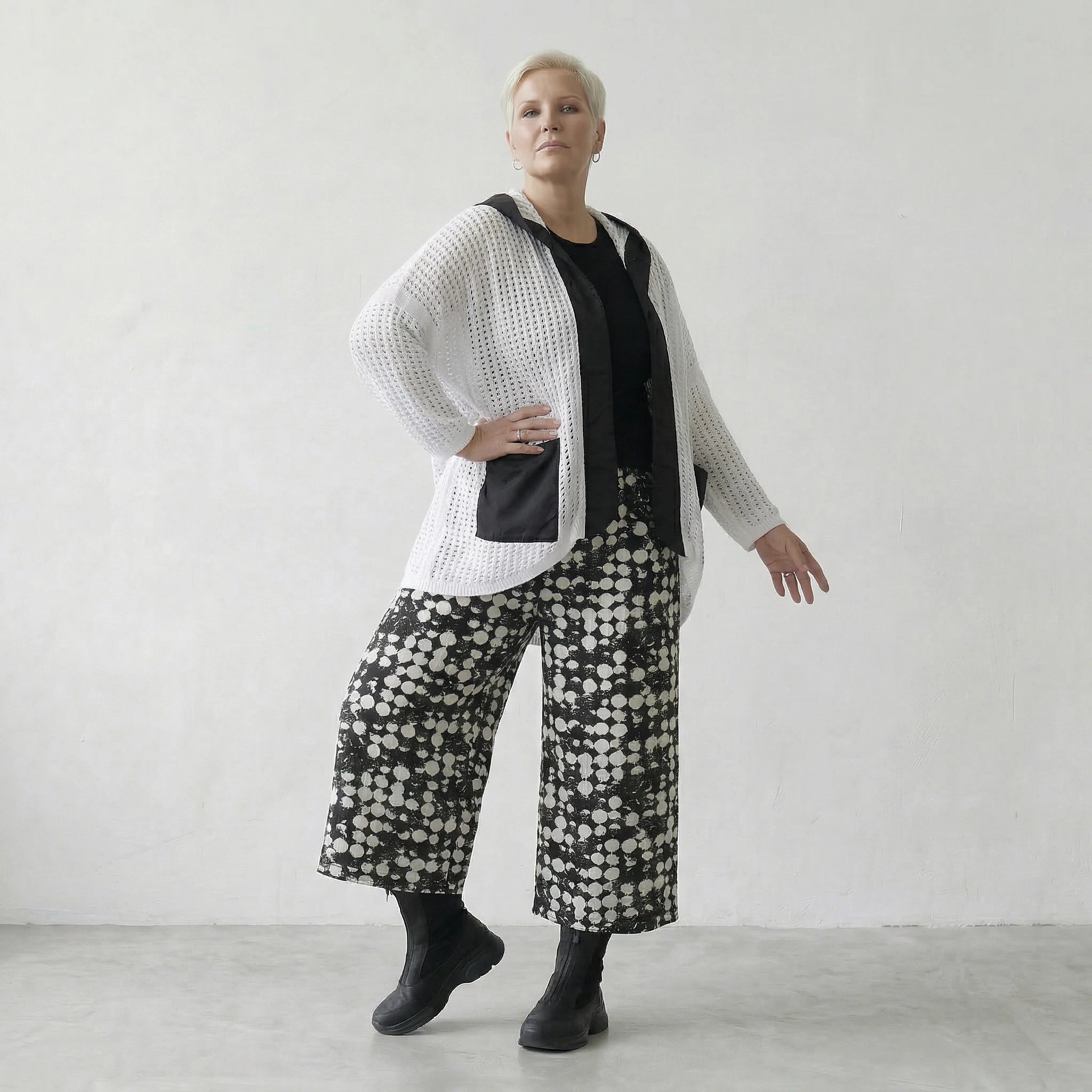 Zeitlos stilvolle Lagenlook Strickjacke aus feiner Baumwolle mit elegantem Schalkragen, Weiß/Schwarz