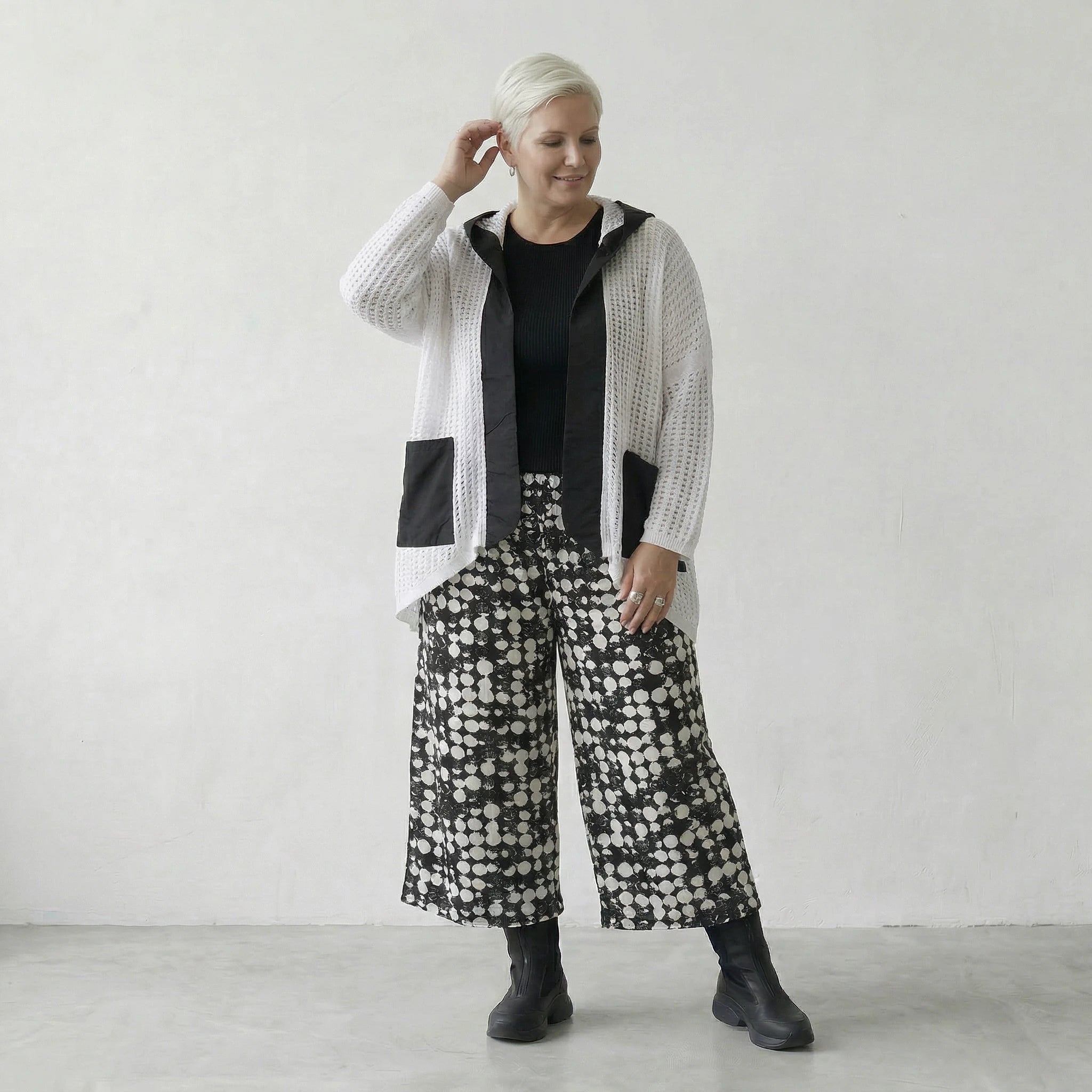 Zeitlos stilvolle Lagenlook Strickjacke aus feiner Baumwolle mit elegantem Schalkragen, Weiß/Schwarz
